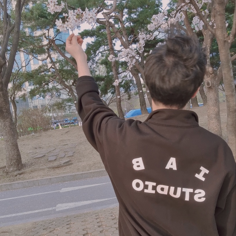 IAB Studio Half Zip-Up Black White 착용 스타일