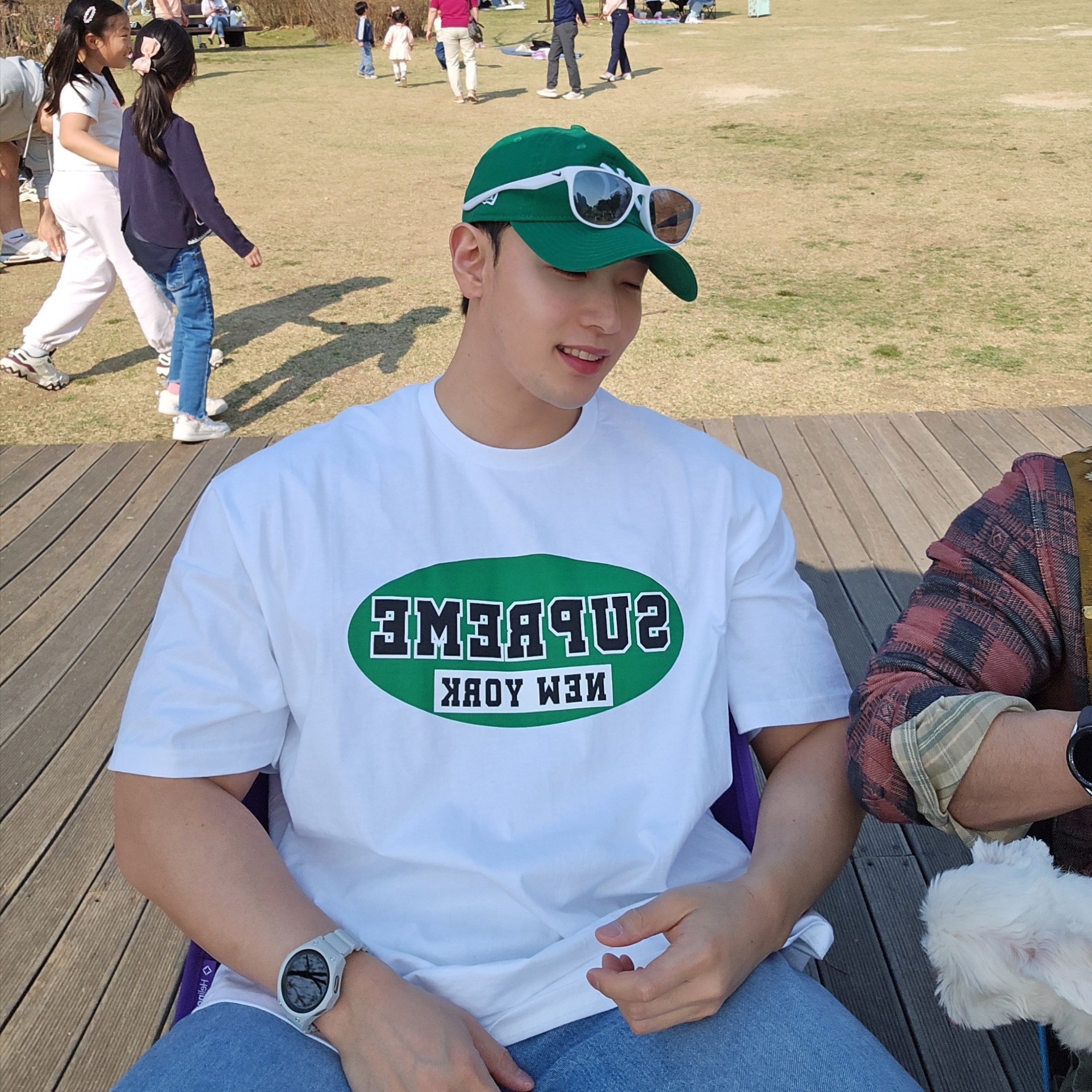 Supreme New York T-Shirt White - 23SS, New Era x MoMA New York Yankees Cap Kelly Green 착용 스타일 - 1