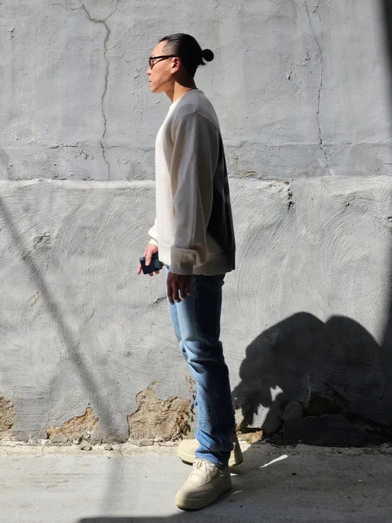 Stussy 8 Ball Spray Sweater Ivory, Stussy x Levi's Embossed 501 Jean Indigo 착용 스타일 - 2