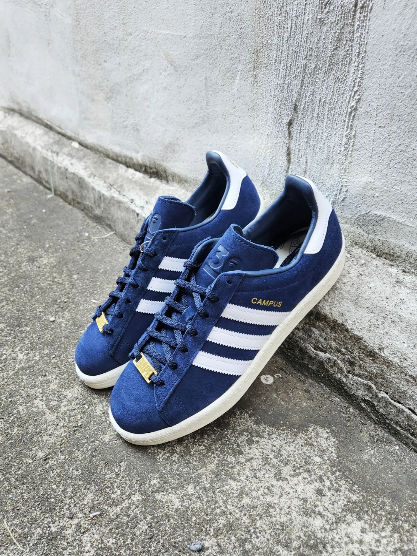 Adidas x BAPE Campus 80s Collegiate Navy 착용 스타일 - 2
