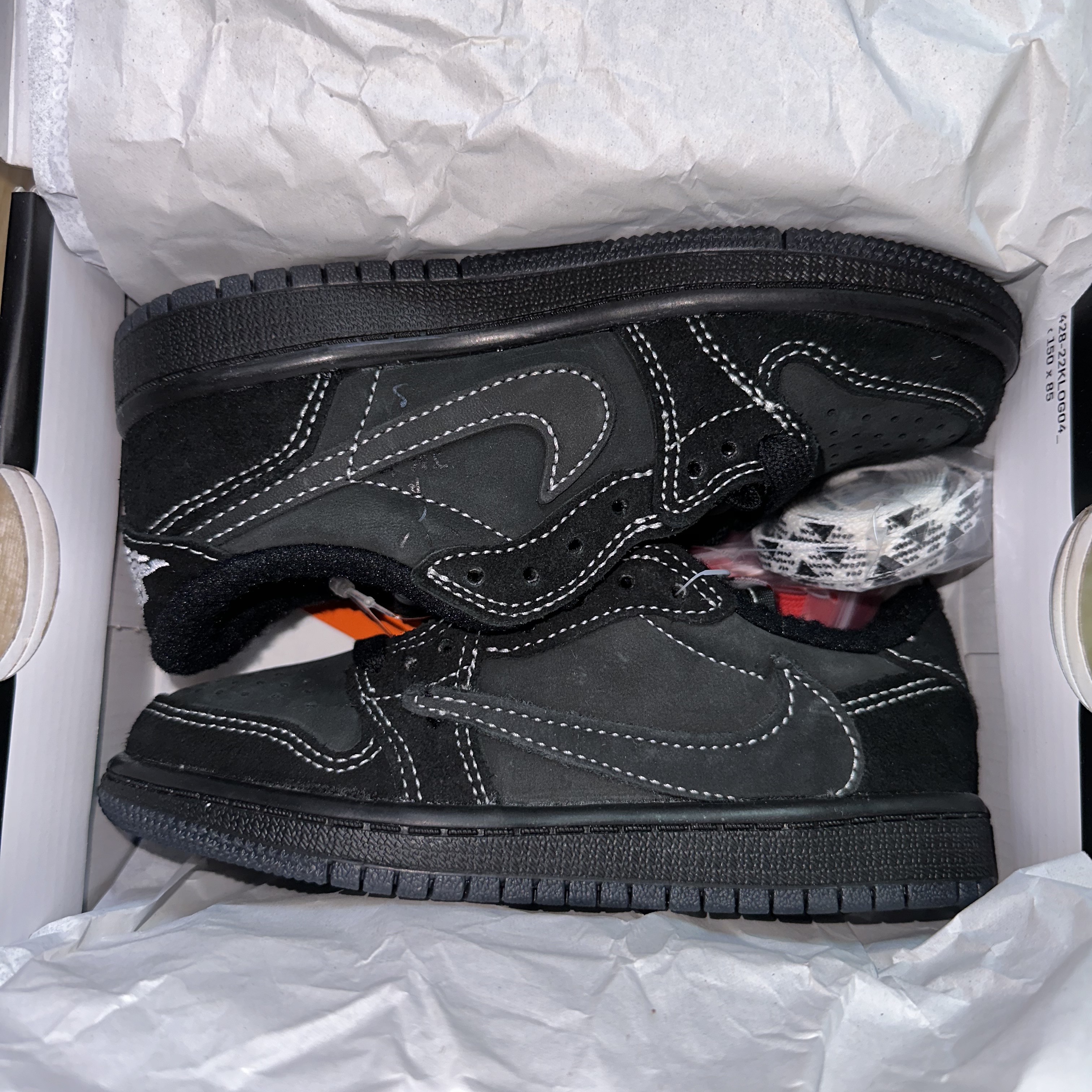 (PS) Jordan 1 x Travis Scott Retro Low OG SP Black Phantom 착용 스타일 - 1
