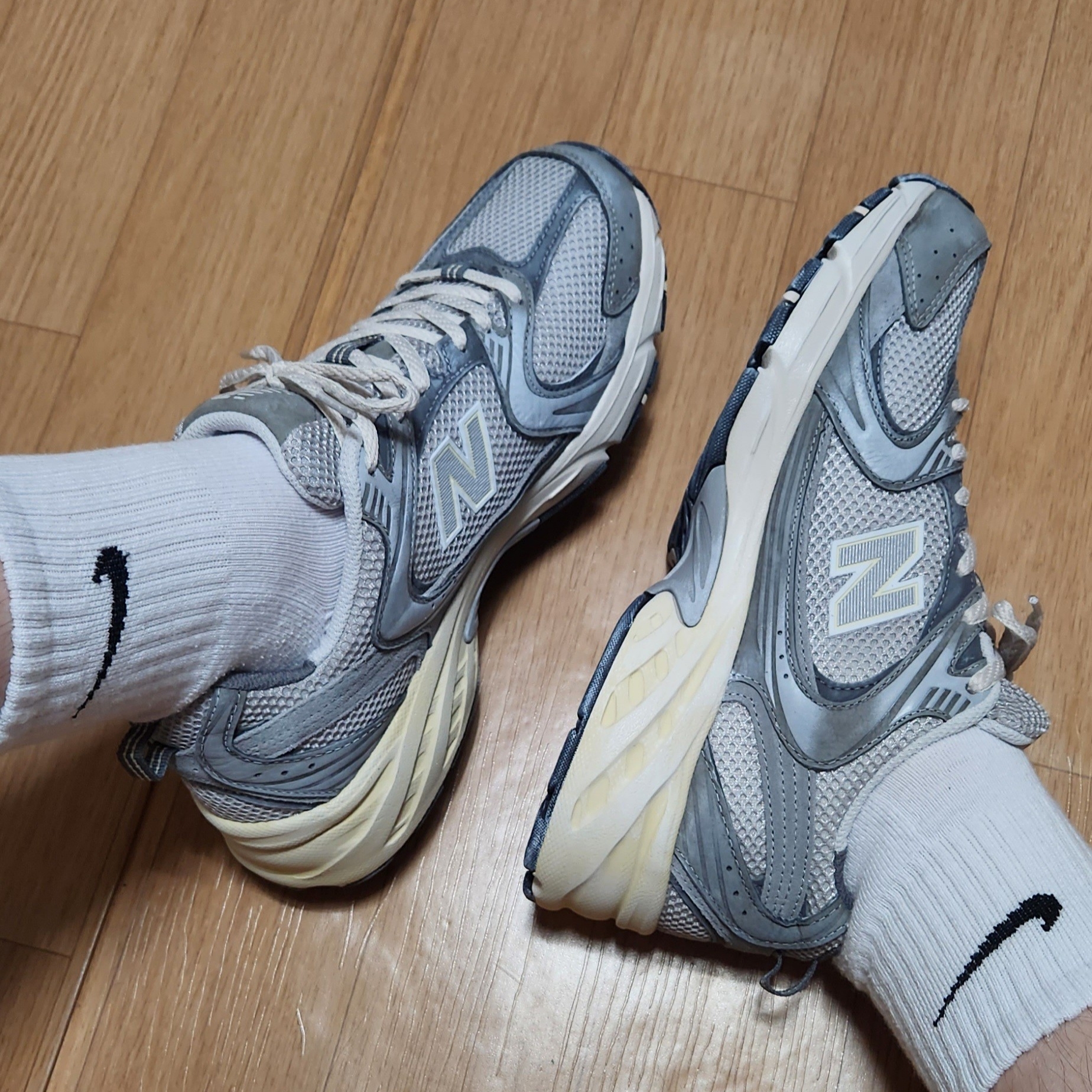 New Balance 530 Premium Vintage Grey Matter 착용 스타일 - 1