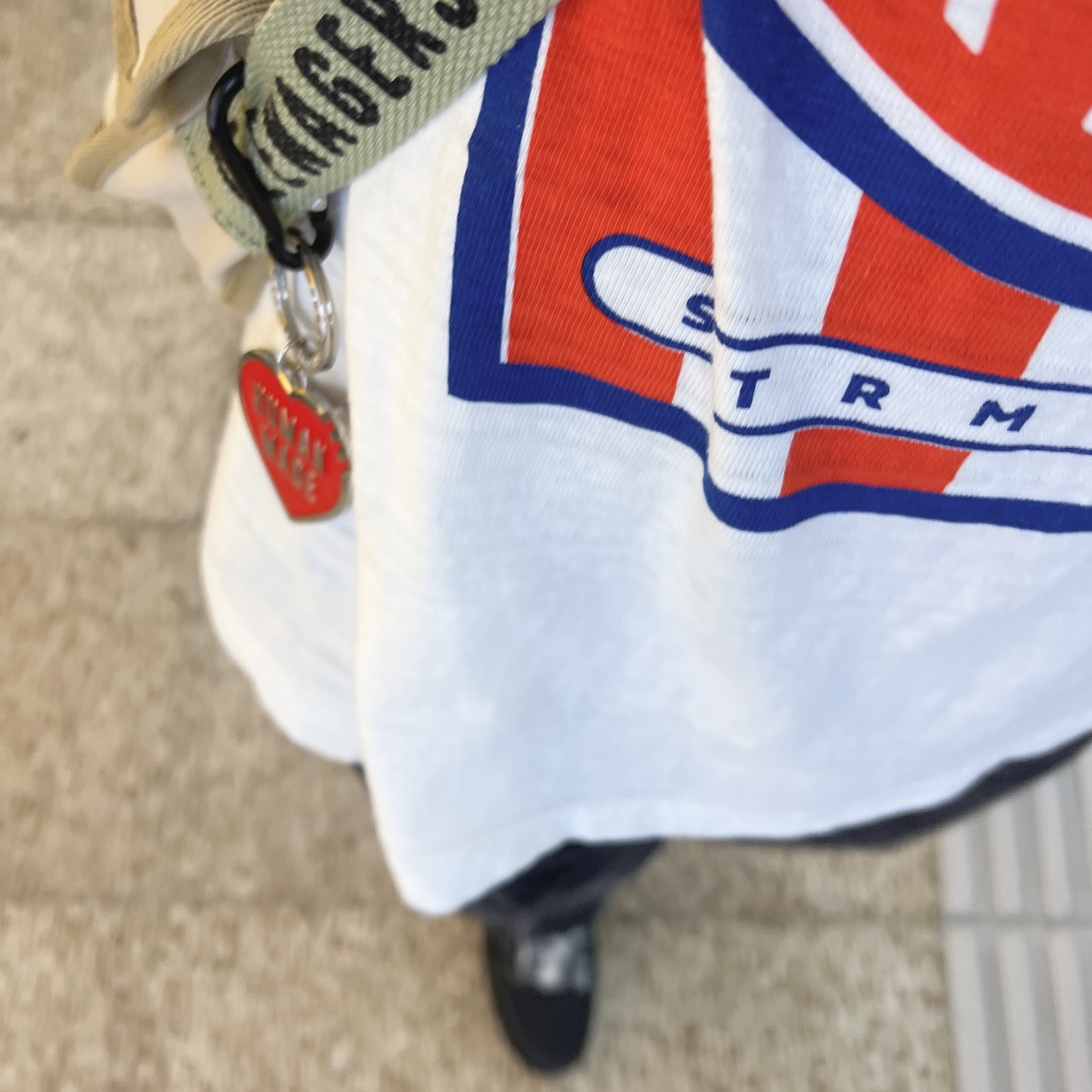 Human Made x Verdy Girls Don't Cry Keyring Red, Human Made Tool Bag Small White 착용 스타일 - 1