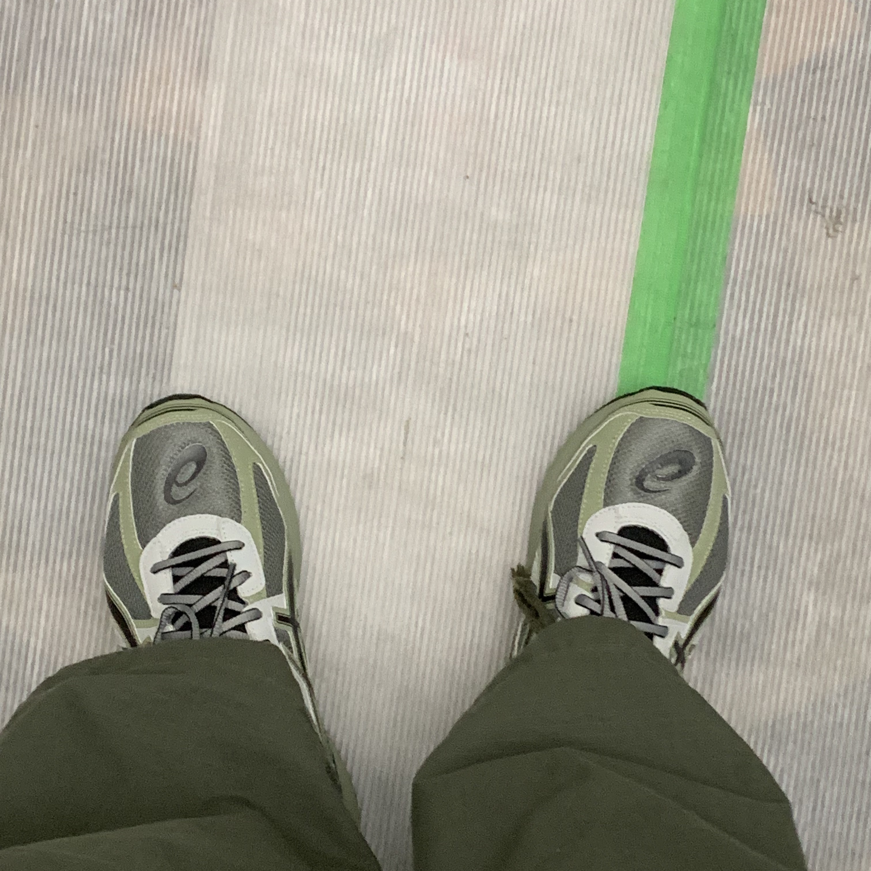 Asics Jog 100 S Sheet Rock - 2E Wide 착용 스타일 - 1