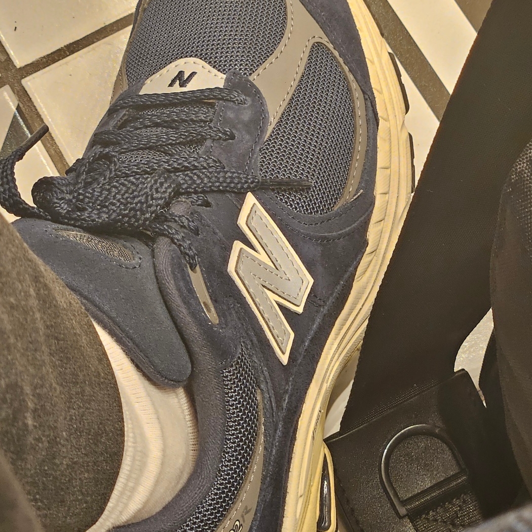 New Balance 2002R Eclipse Castlerock 착용 스타일