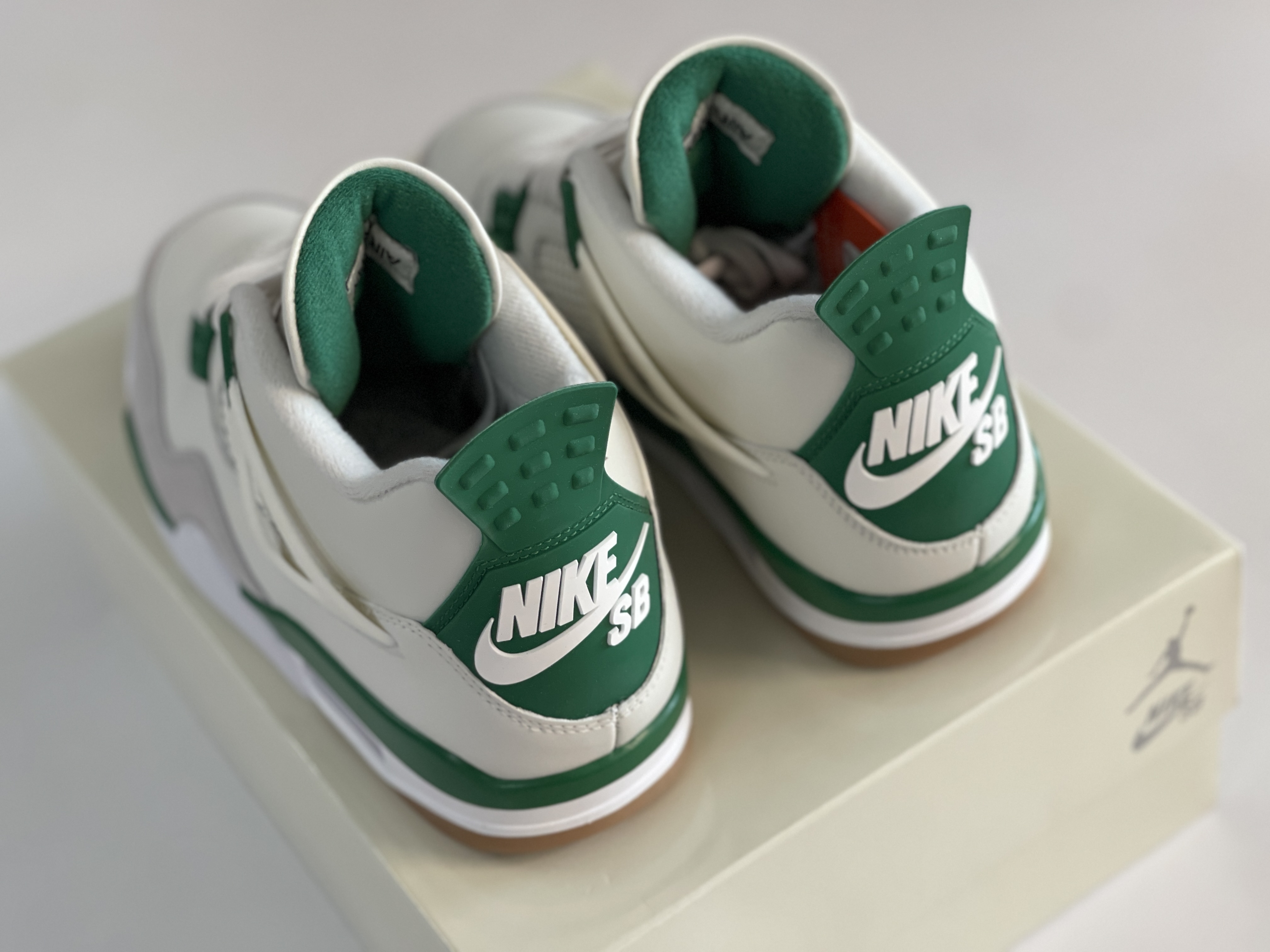 Jordan 4 x Nike SB Retro SP Pine Green 착용 스타일 - 2