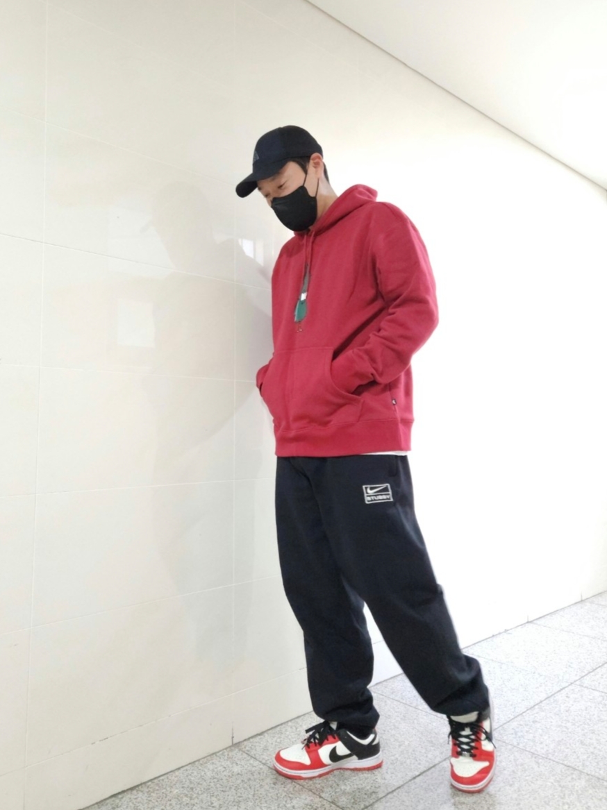 Nike x NBA Dunk Low Retro EMB Black and Chile Red, Nike x Stussy NRG Washed Fleece Pants Black (DO5296-010) 착용 스타일 - 2