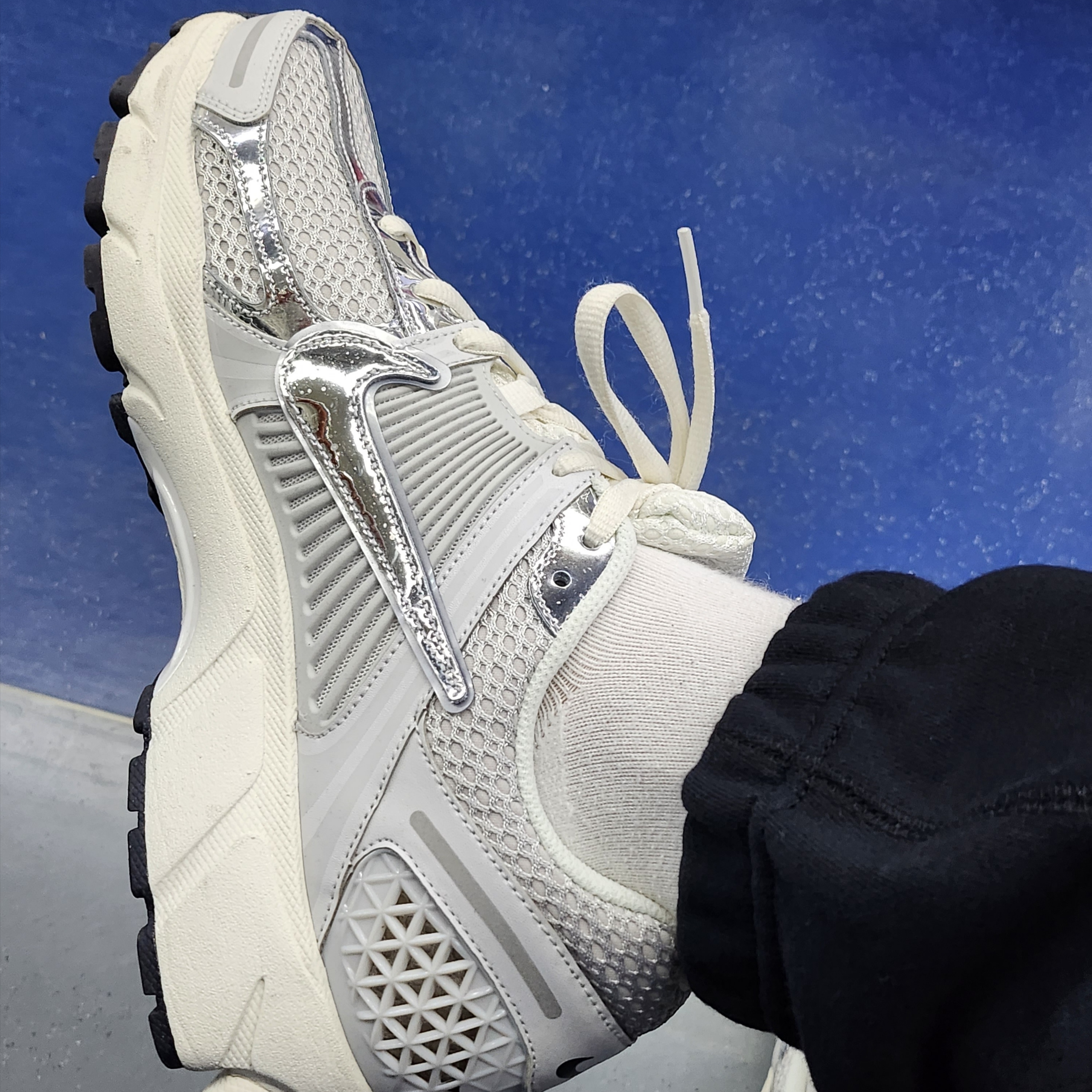 (W) Nike Zoom Vomero 5 Photon Dust and Metallic Silver 착용 스타일