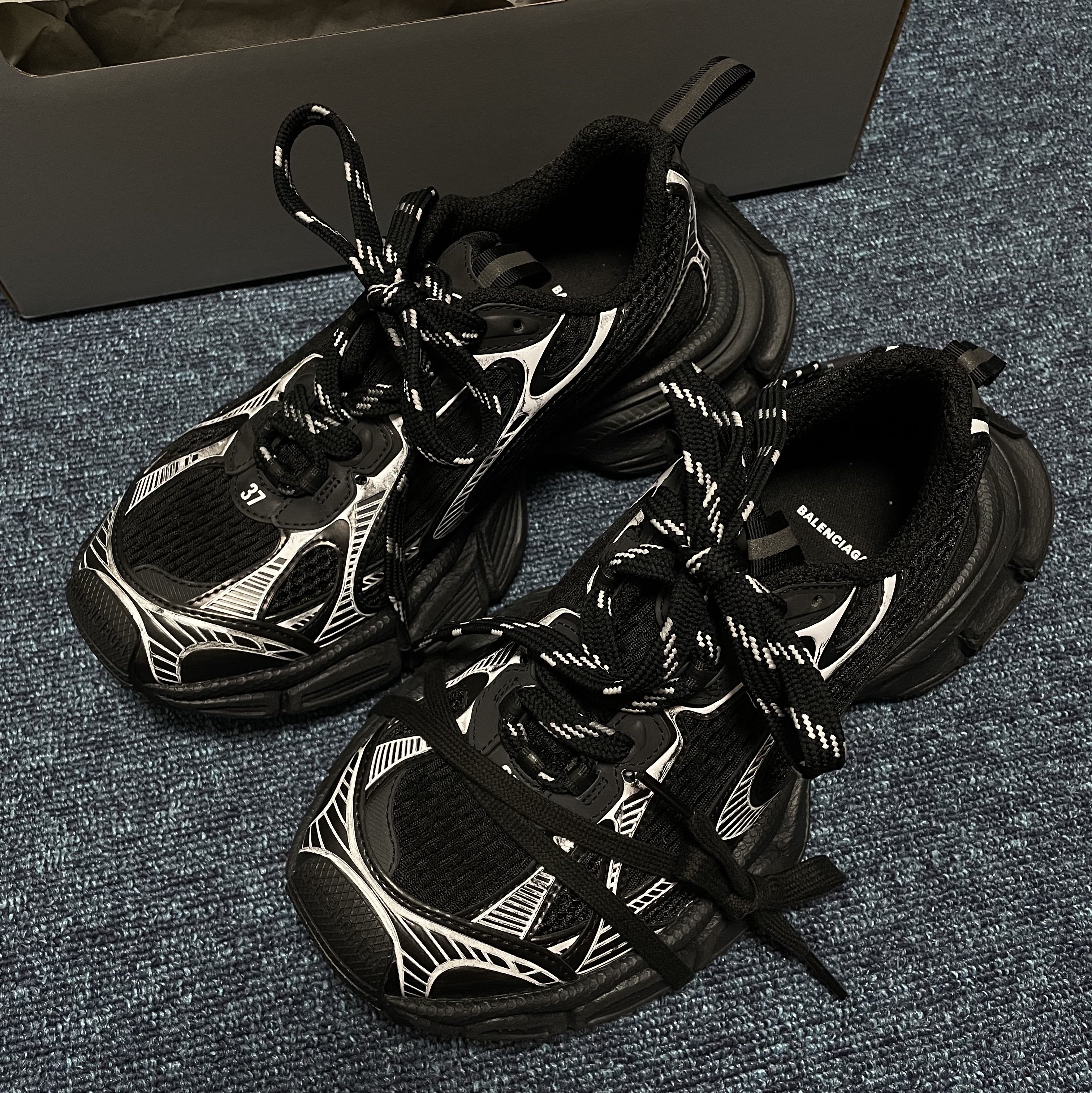(W) Balenciaga 3XL Sneakers Black 착용 스타일 - 1