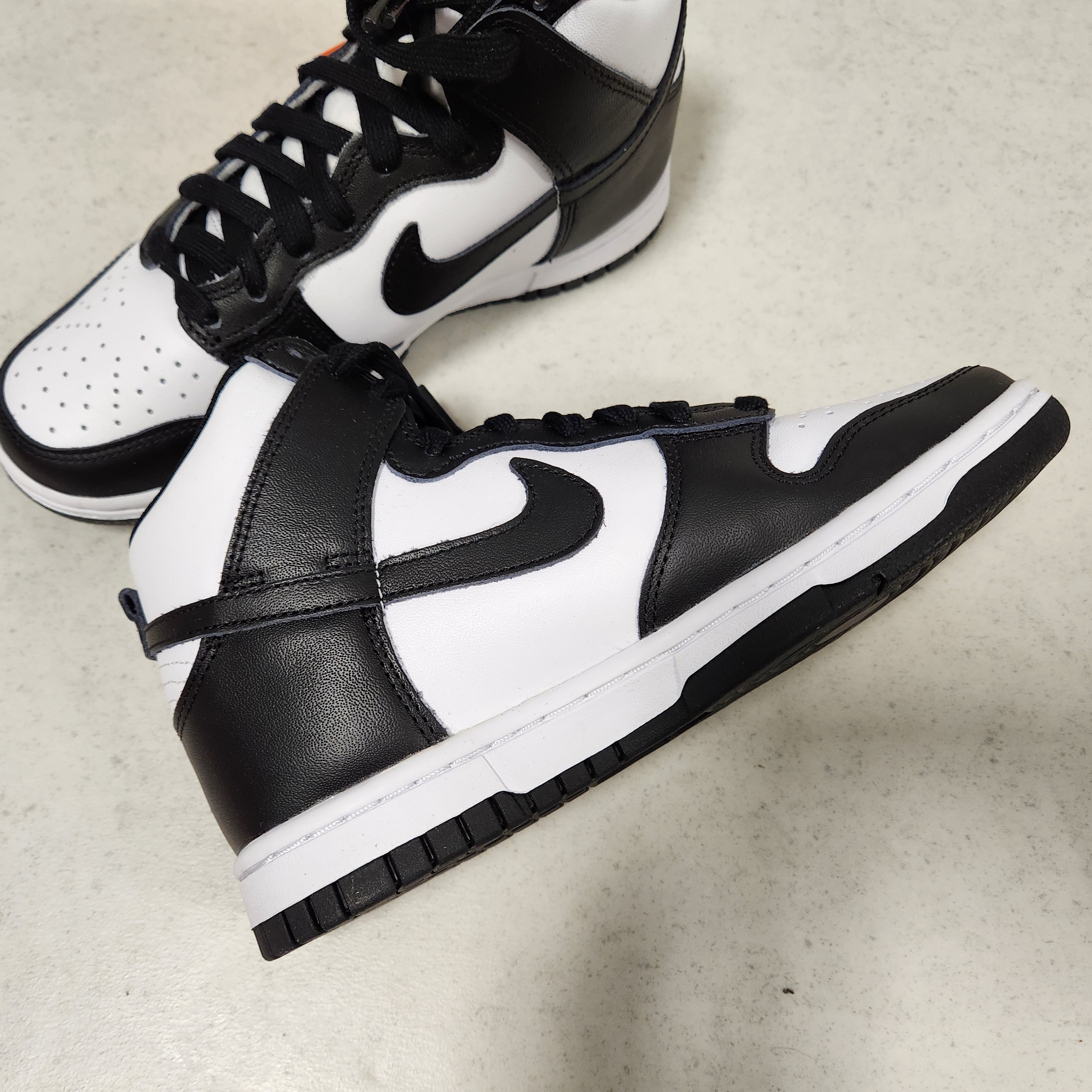 (W) Nike Dunk High Black and White 착용 스타일 - 4