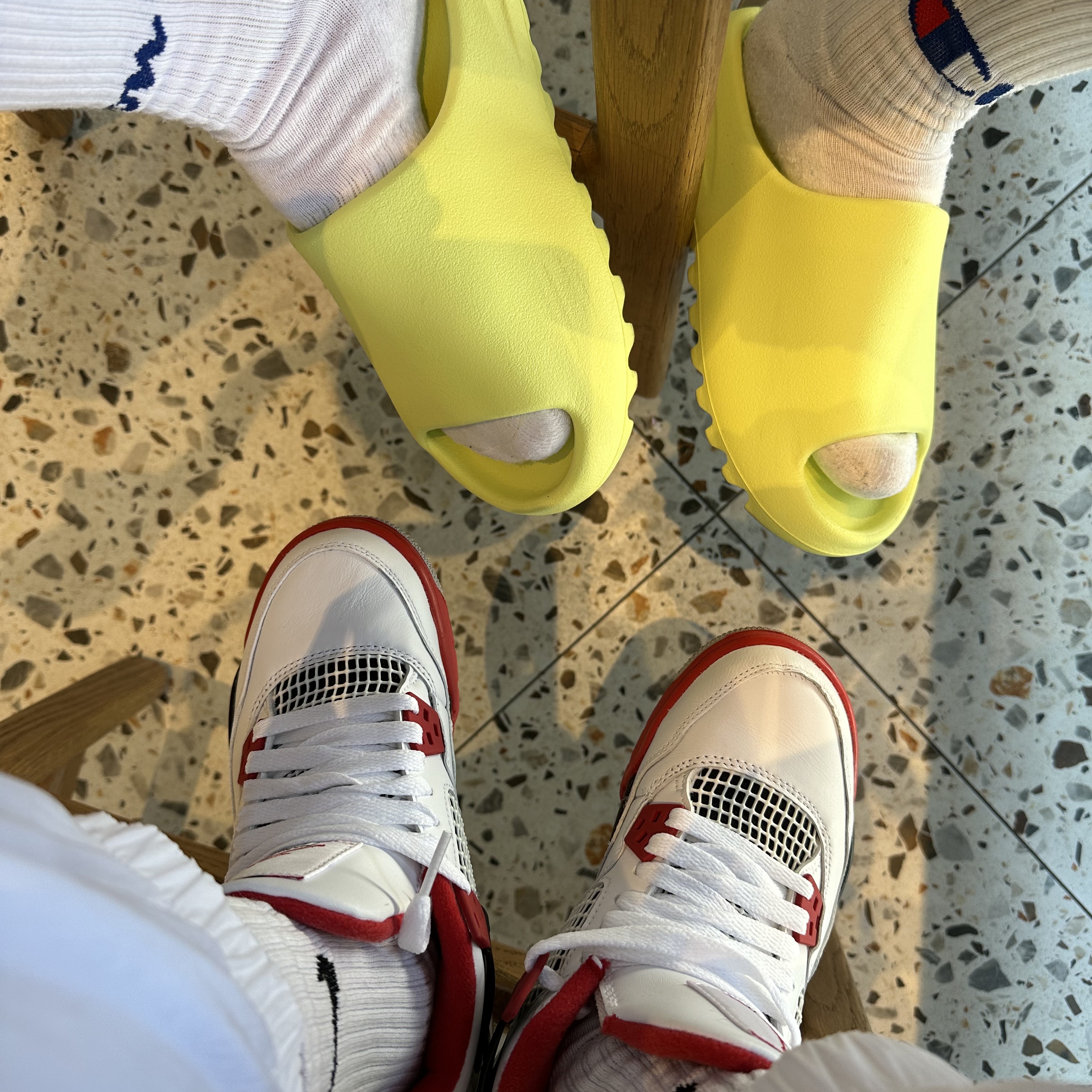 Adidas Yeezy Slide Glow Green 2022/2023 착용 스타일 - 1