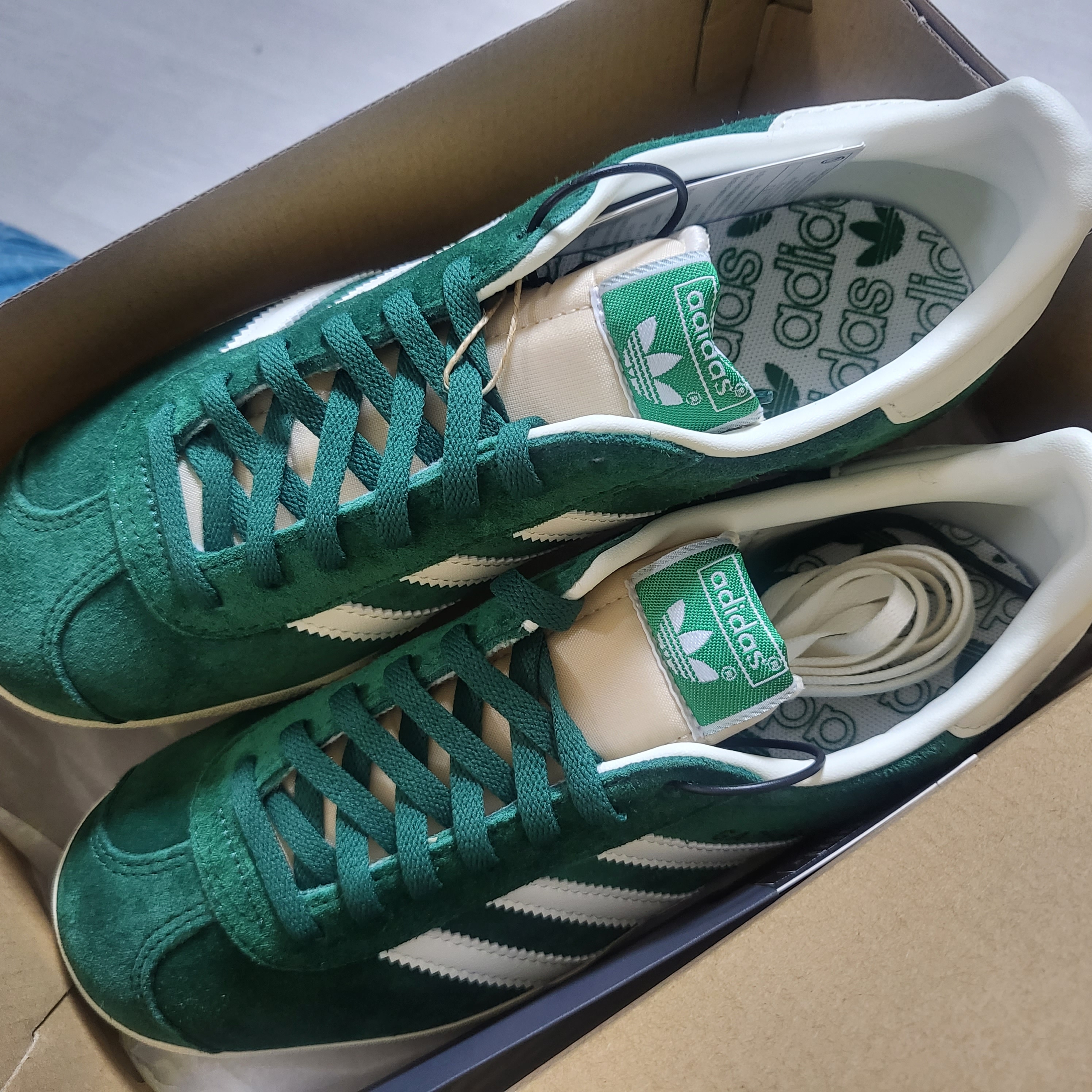 Adidas Gazelle Dark Green Cream White 착용 스타일 - 1