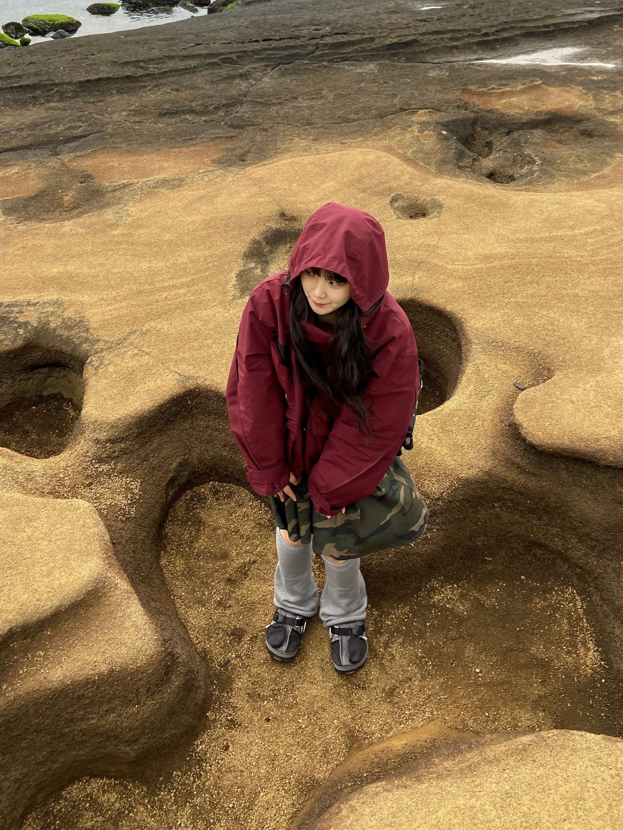 Crocs x Beams Classic All Terrain Mountain Parka Clog Grey 착용 스타일 - 3