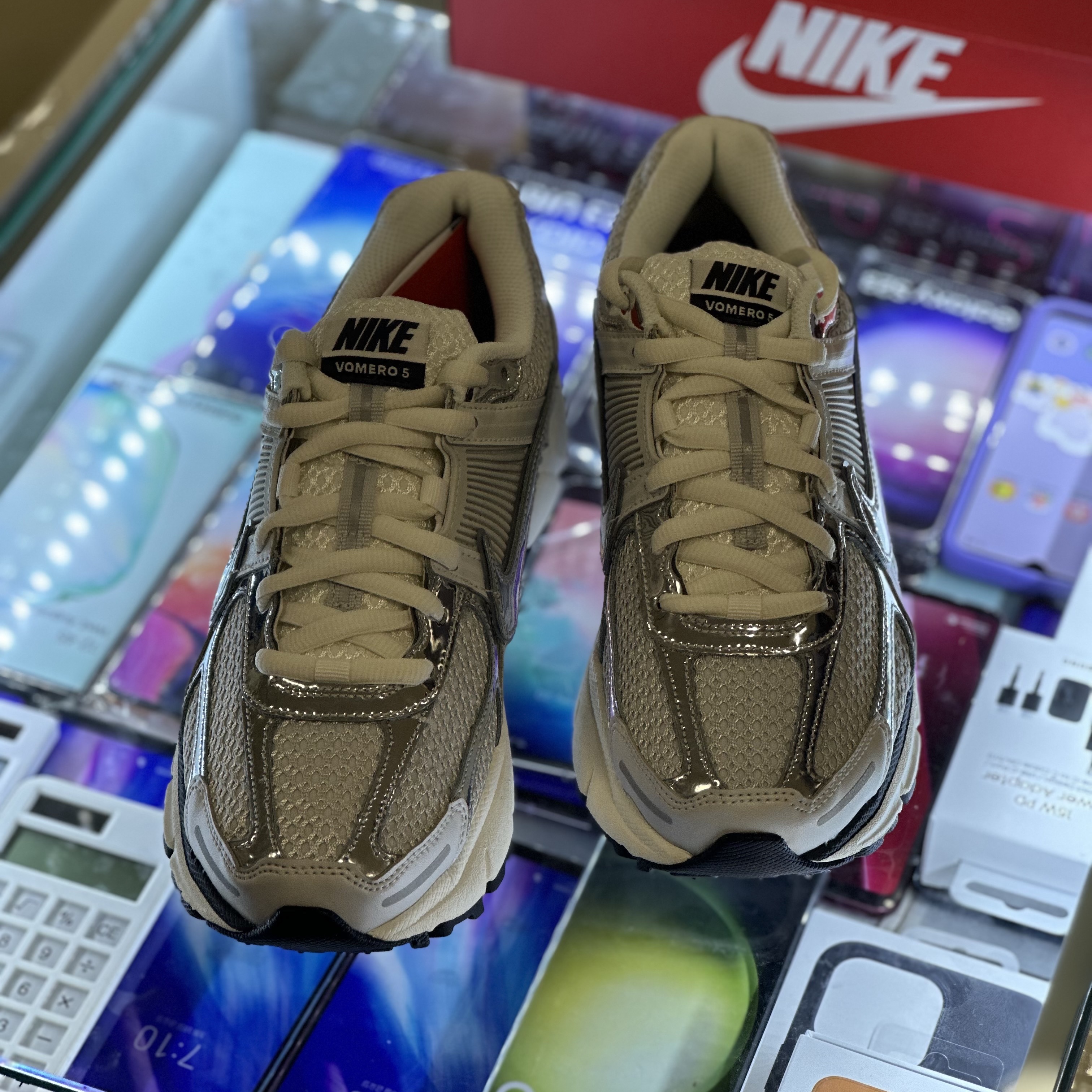 (W) Nike Zoom Vomero 5 Photon Dust and Metallic Silver 착용 스타일 - 2
