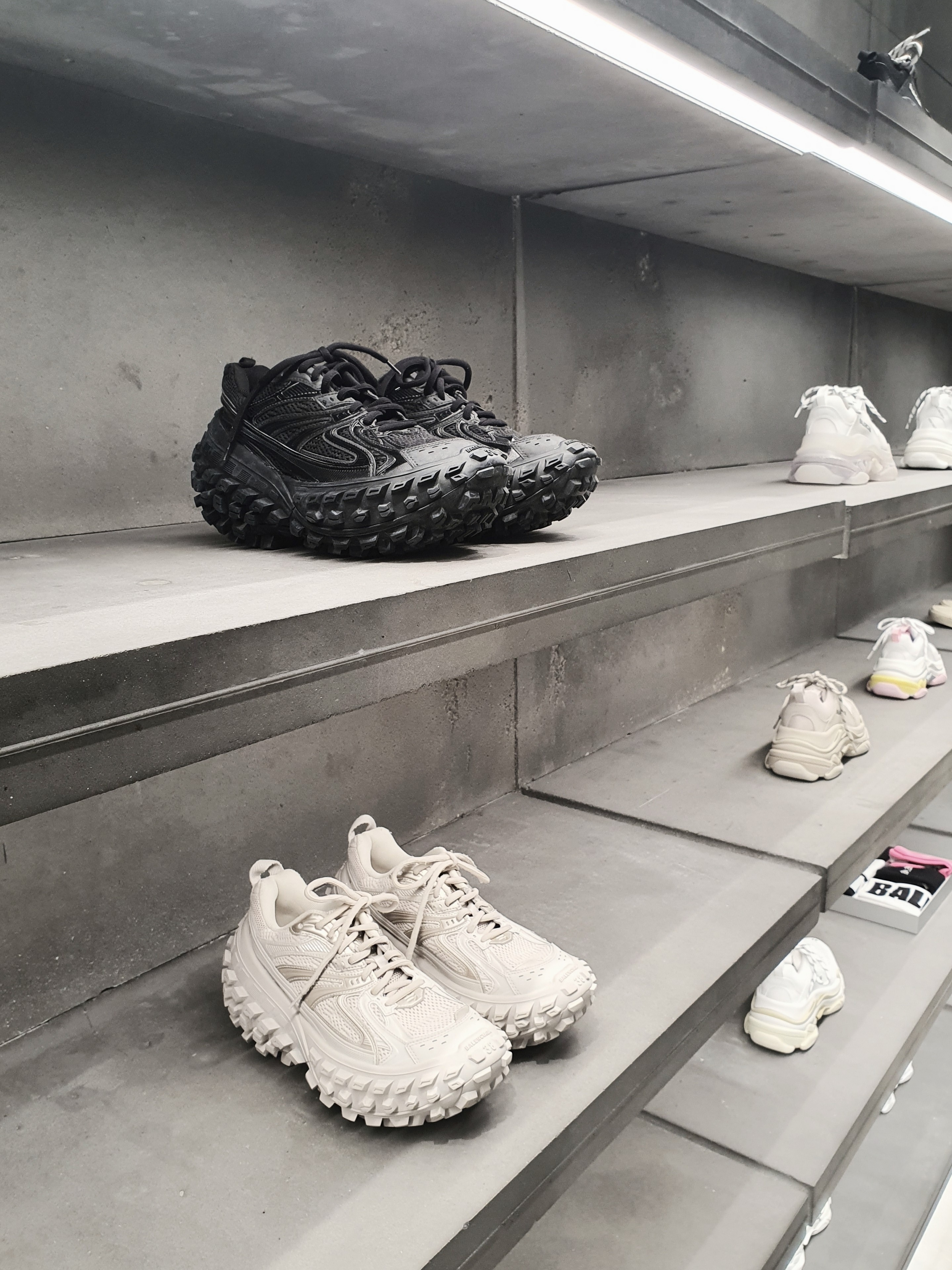 Balenciaga Defender Sneakers Beige, Balenciaga Defender Sneakers Black 착용 스타일 - 2