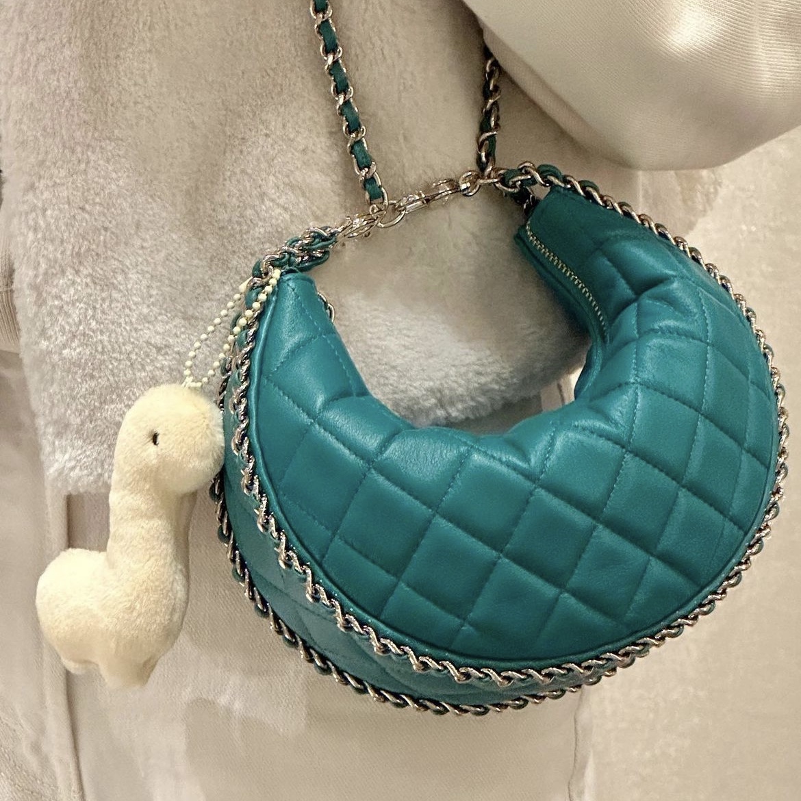 Chanel Small Hobo Bag Lambskin & Shiny Light Gold Green 착용 스타일
