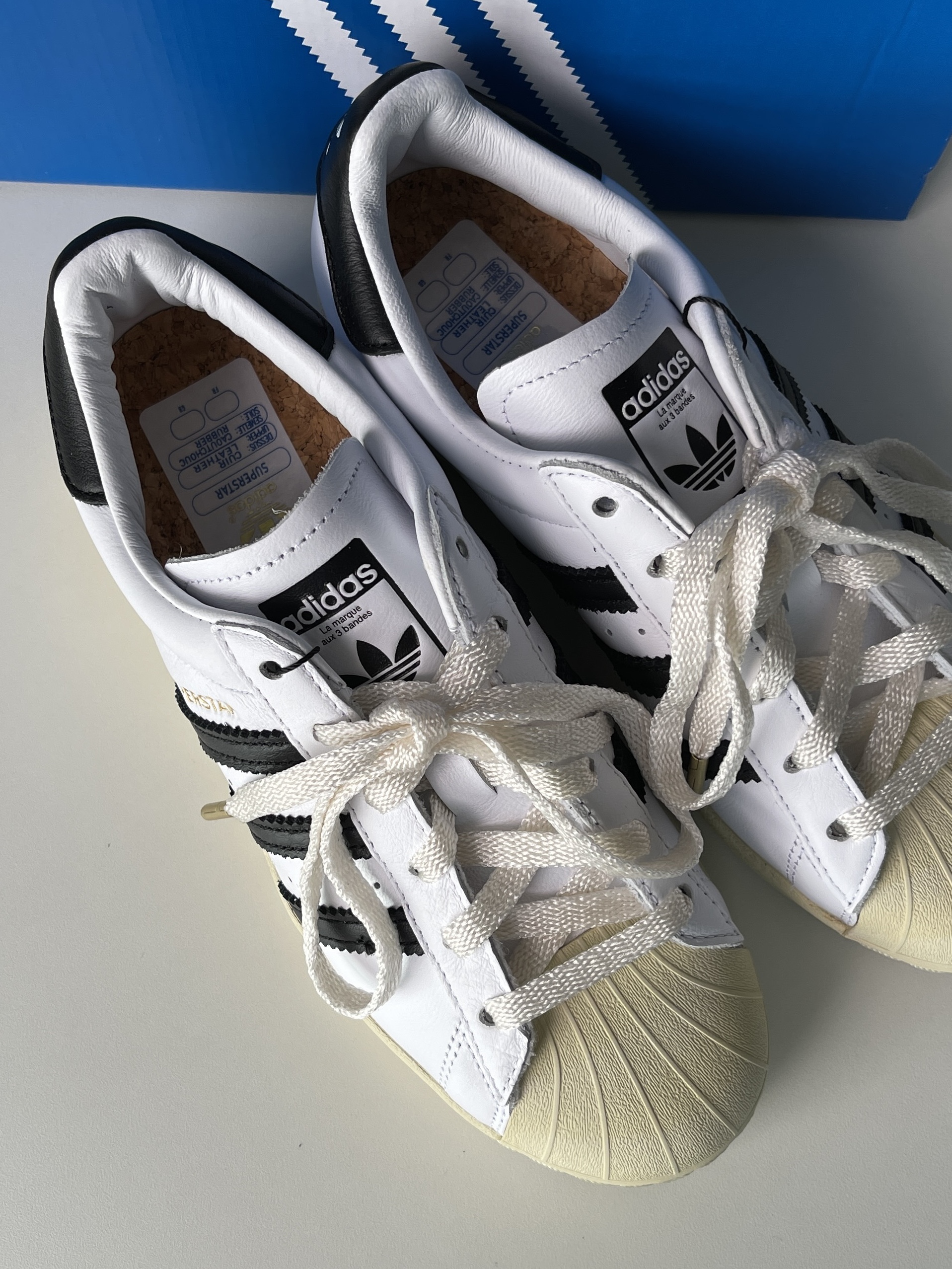 Adidas Superstar Premium White Black 착용 스타일 - 1
