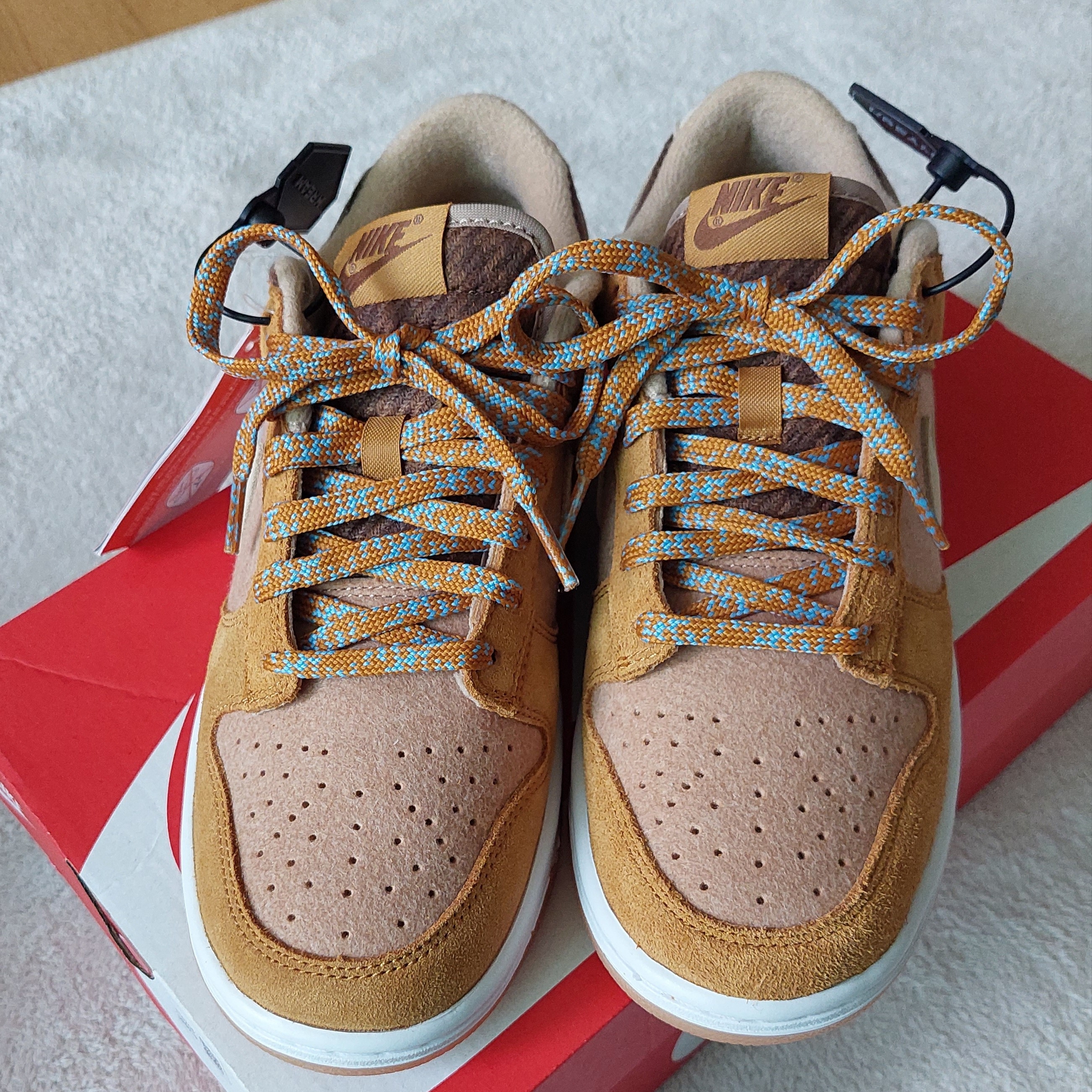 Nike Dunk Low SE Praline Desert Ochre 착용 스타일 - 2