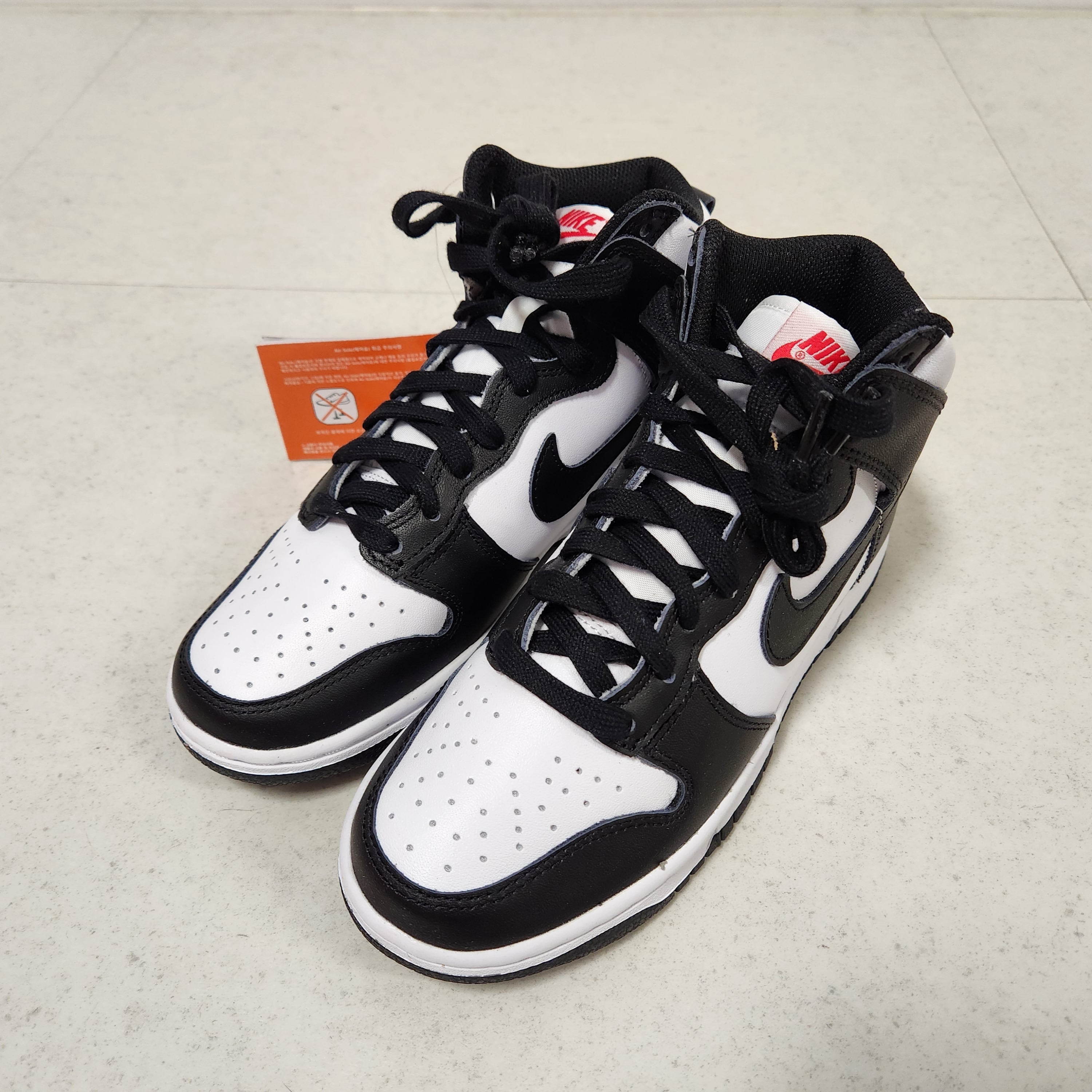 (W) Nike Dunk High Black and White 착용 스타일 - 1