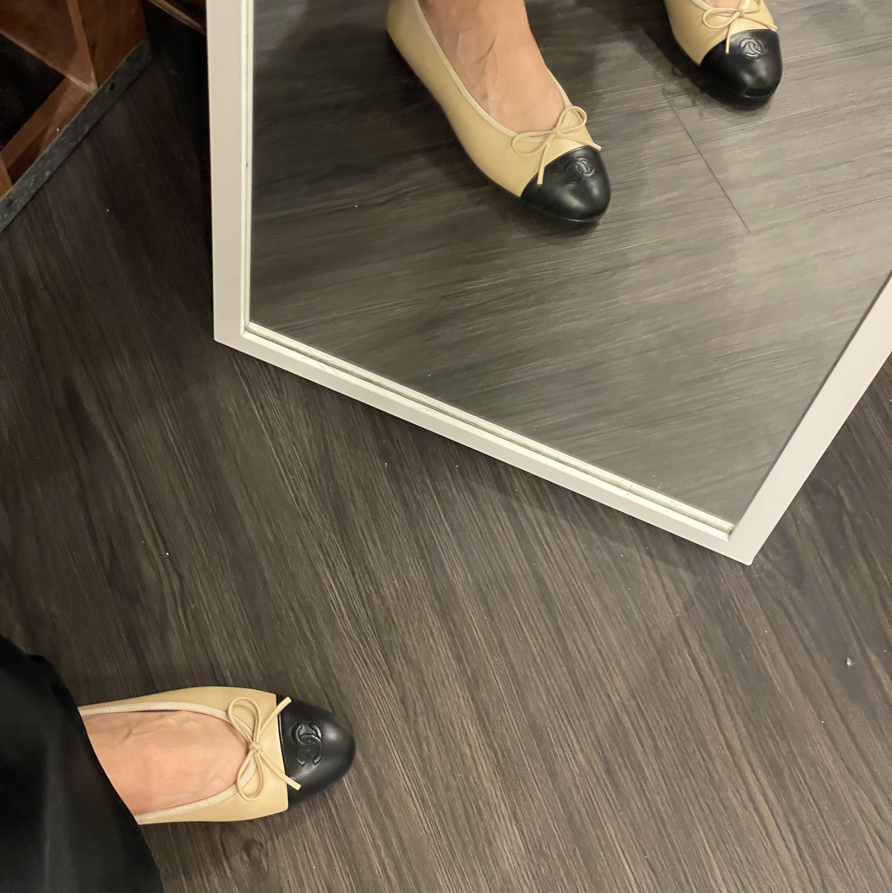 (W) Chanel Ballerina Flat Lambskin & Beige Black 착용 스타일 - 1