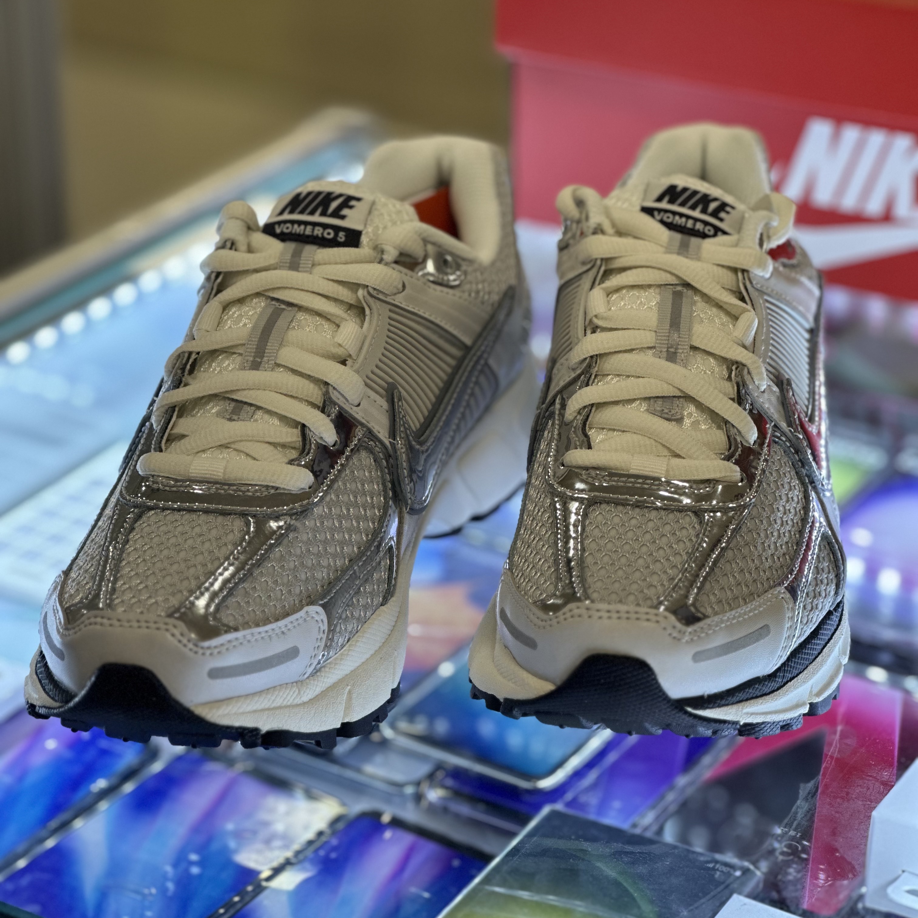 (W) Nike Zoom Vomero 5 Photon Dust and Metallic Silver 착용 스타일 - 3
