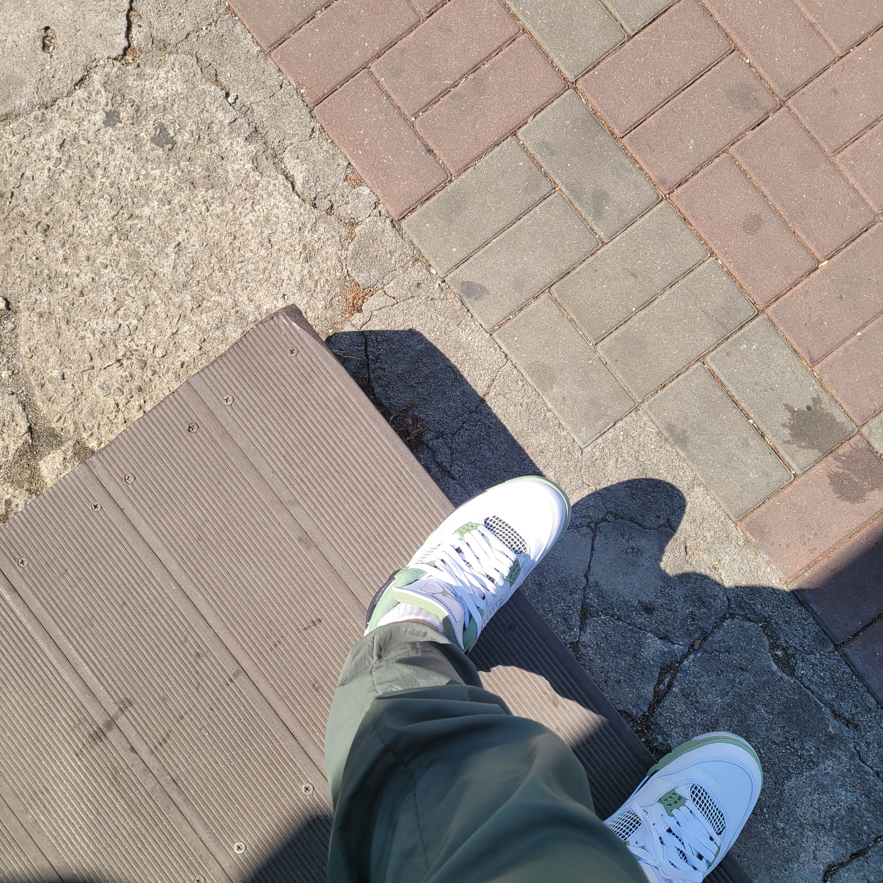 (W) Jordan 4 Retro Oil Green 착용 스타일