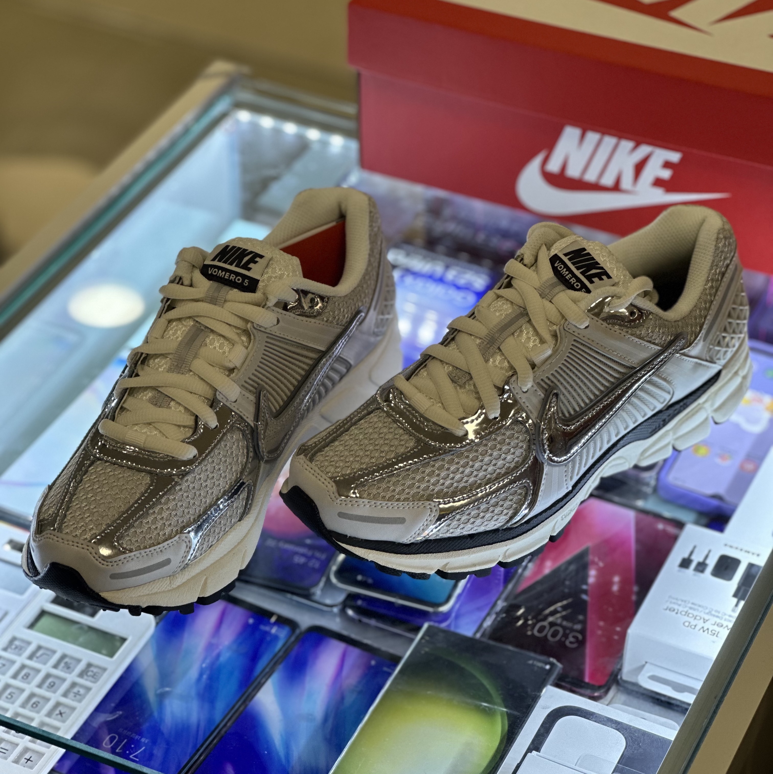 (W) Nike Zoom Vomero 5 Photon Dust and Metallic Silver 착용 스타일 - 1