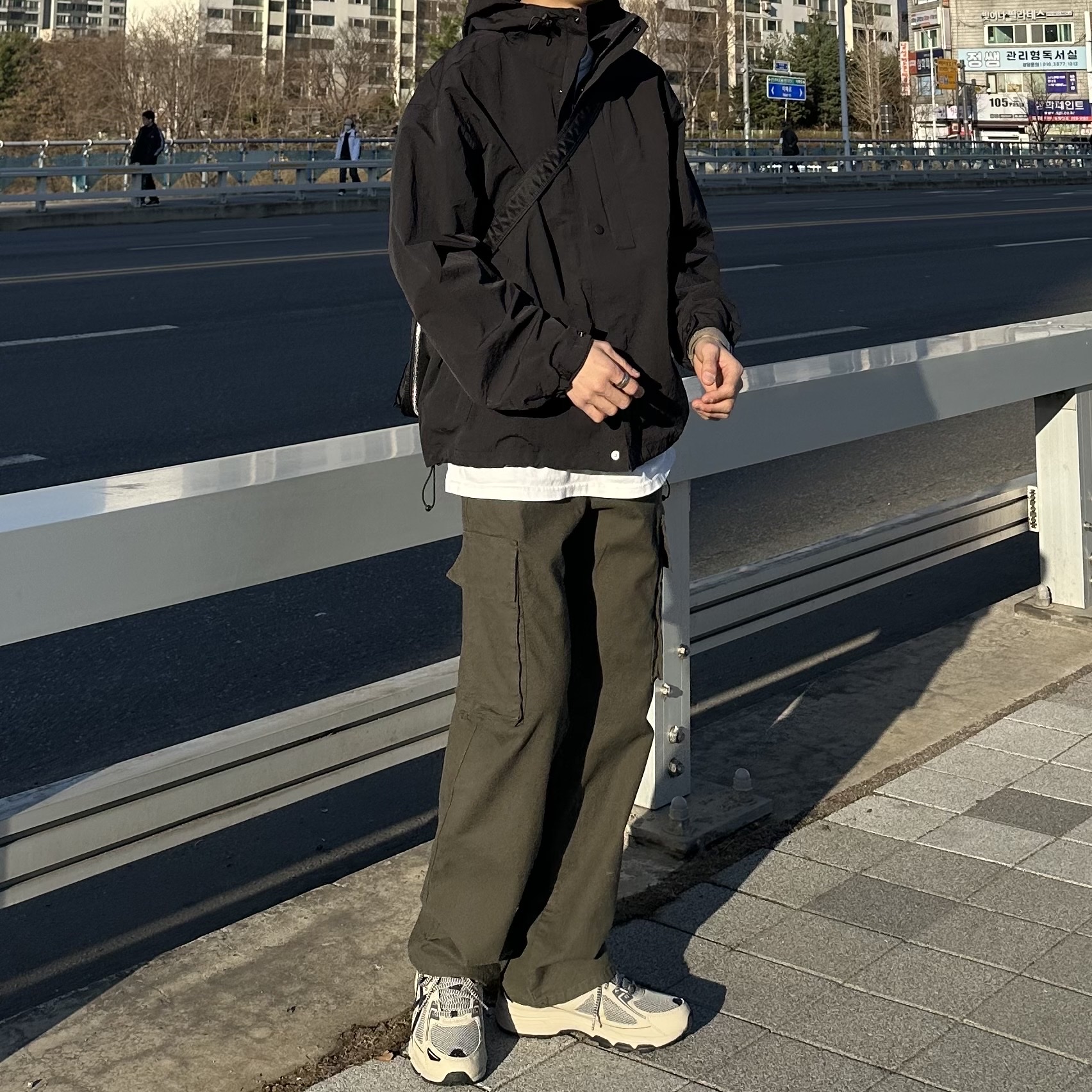 Asics Gel-Venture 6 Feather Grey Black, Porter Tanker Shoulder Bag S Black 착용 스타일 - 3