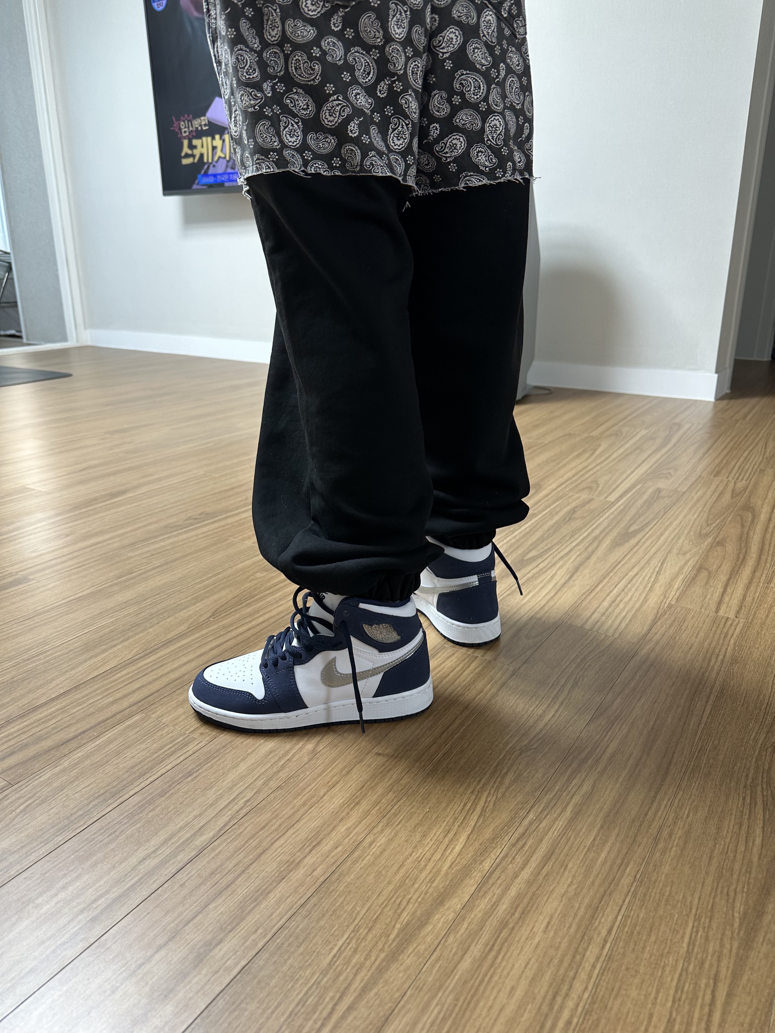 (GS) Jordan 1 Retro High OG CO.JP Midnight Navy, (Kids) Essentials T-Shirt Black - 21SS 착용 스타일 - 3