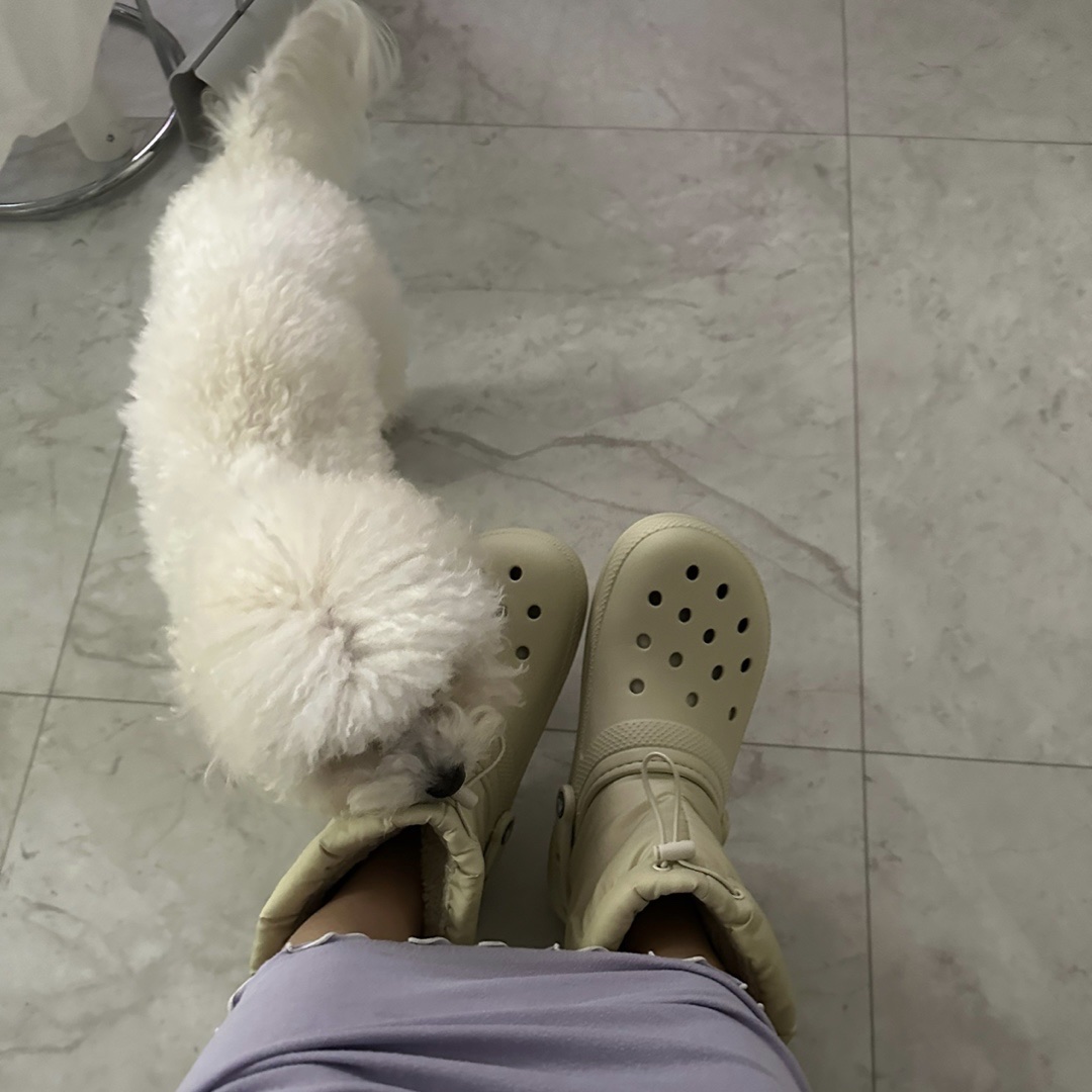 Crocs Classic Lined Neo Puff Boot Bone 착용 스타일