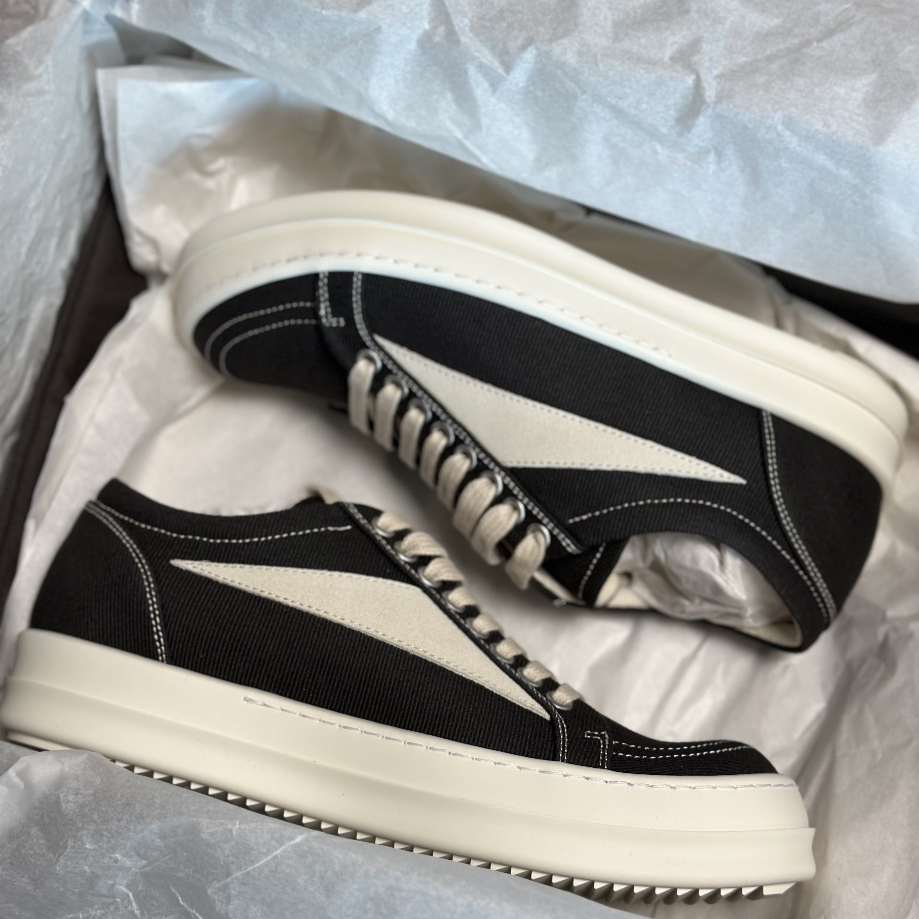 (W) Rick Owens Drkshdw Suede Vintage Sneakers Dark Dust, Rick Owens Drkshdw Suede Vintage Sneakers Dark Dust Pearl Milk White 착용 스타일 - 2