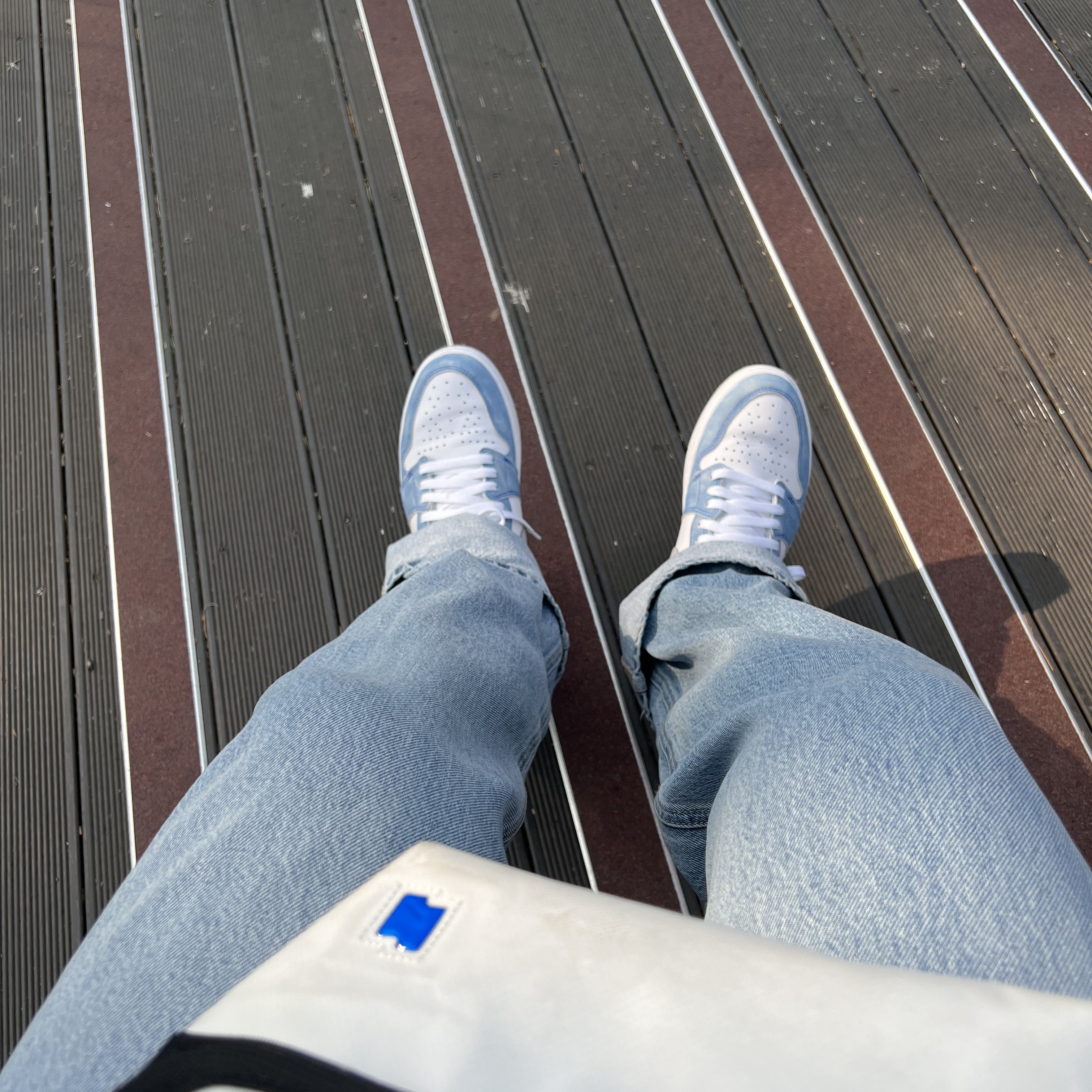 Jordan 1 Retro High OG Hyper Royal, Ader Error Small Trace Esty Messanger Bag White 착용 스타일