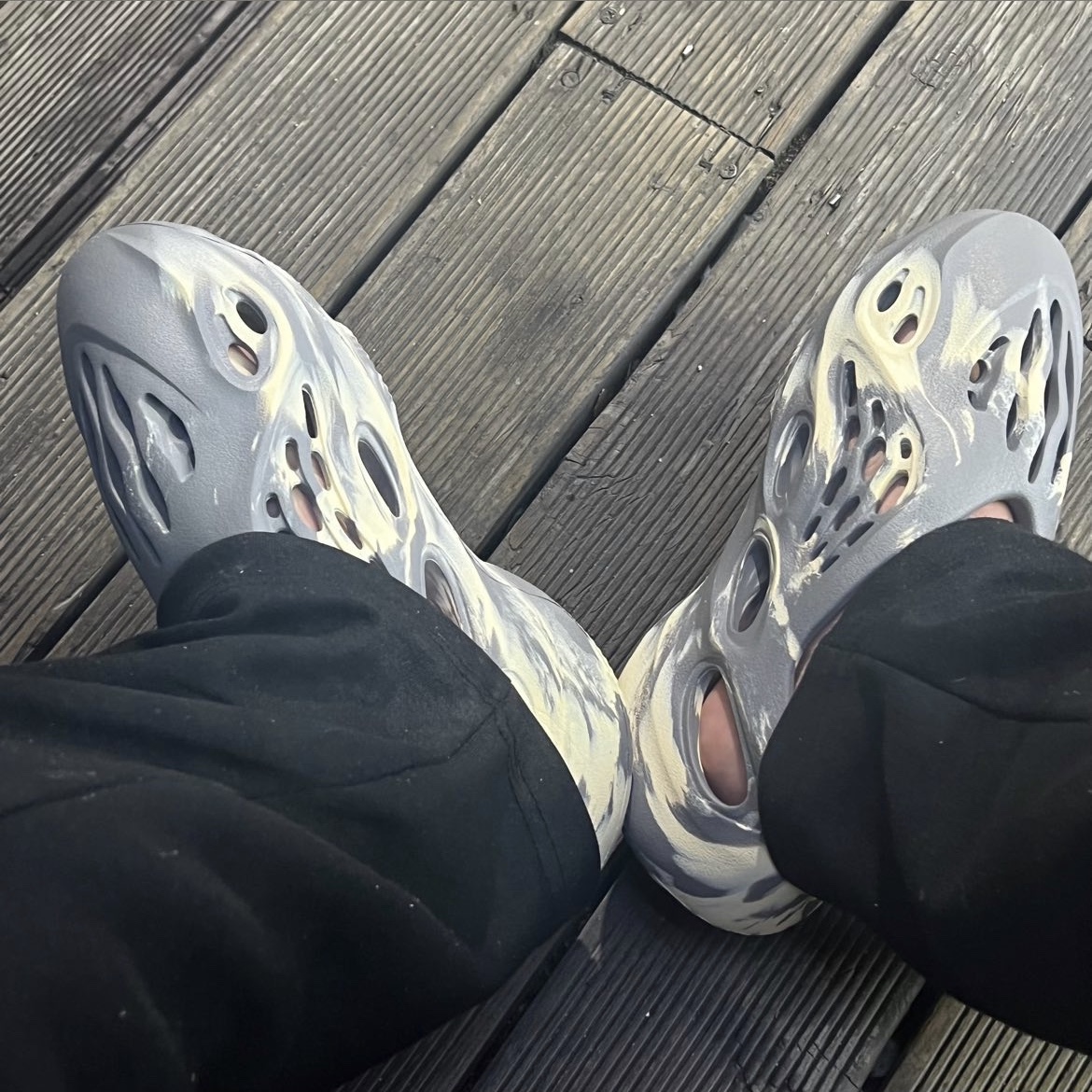 Adidas Yeezy Foam RNNR MXT Moon Gray 착용 스타일