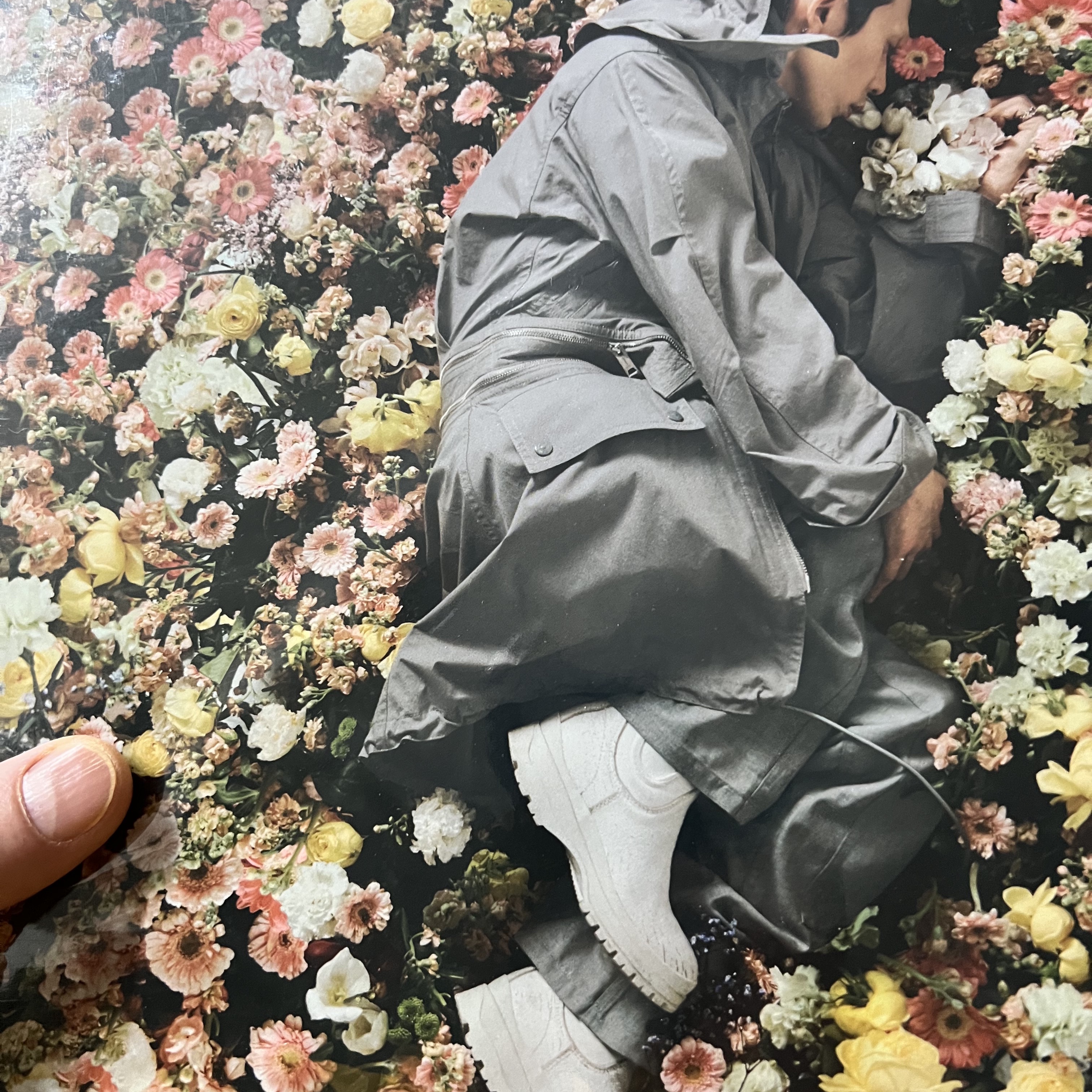 Code Kunst People Snow White & Pink (2LP) 착용 스타일