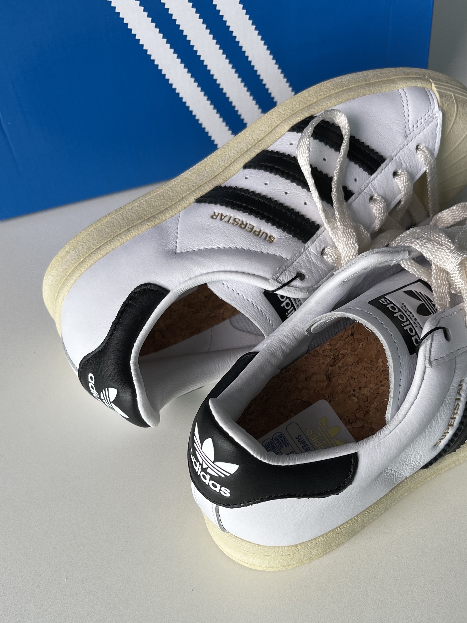 Adidas Superstar Premium White Black 착용 스타일 - 2