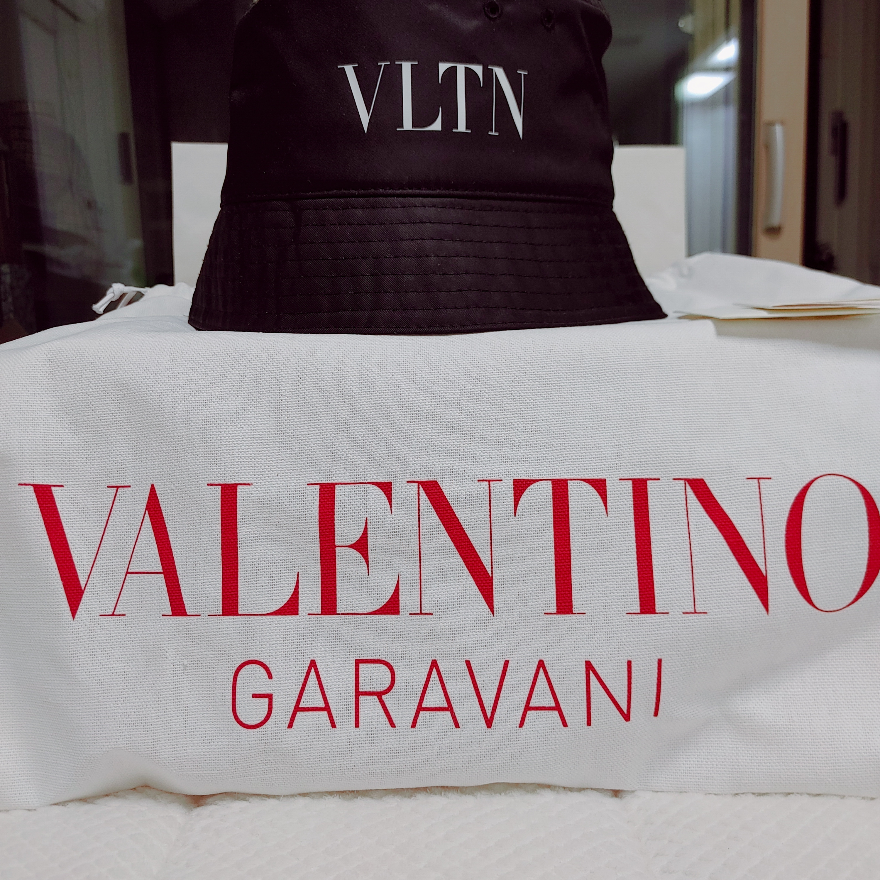 Valentino VLTN Bucket Hat Black White 착용 스타일 - 1