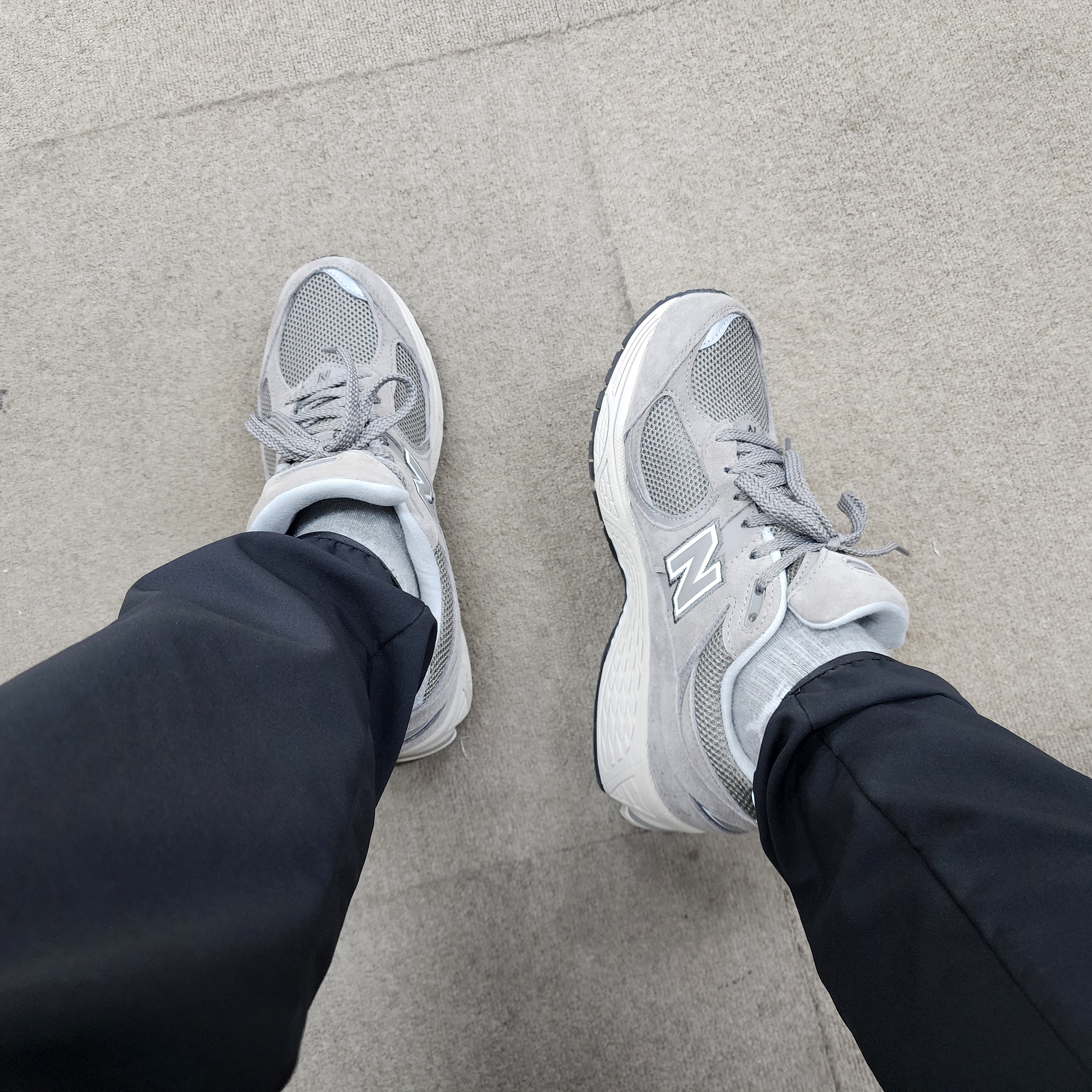 New Balance 2002R Grey 착용 스타일