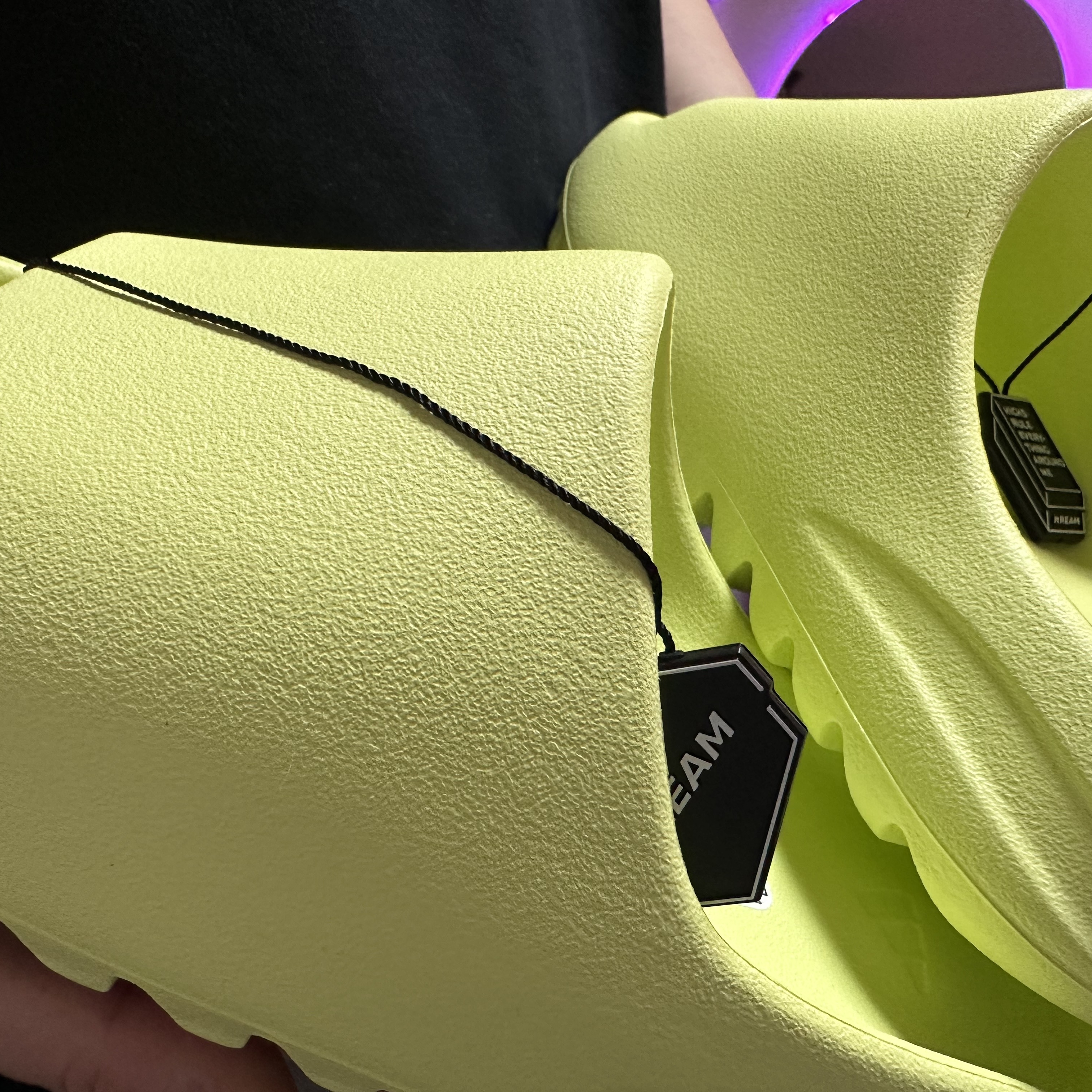 Adidas Yeezy Slide Glow Green 2022/2023 착용 스타일 - 3