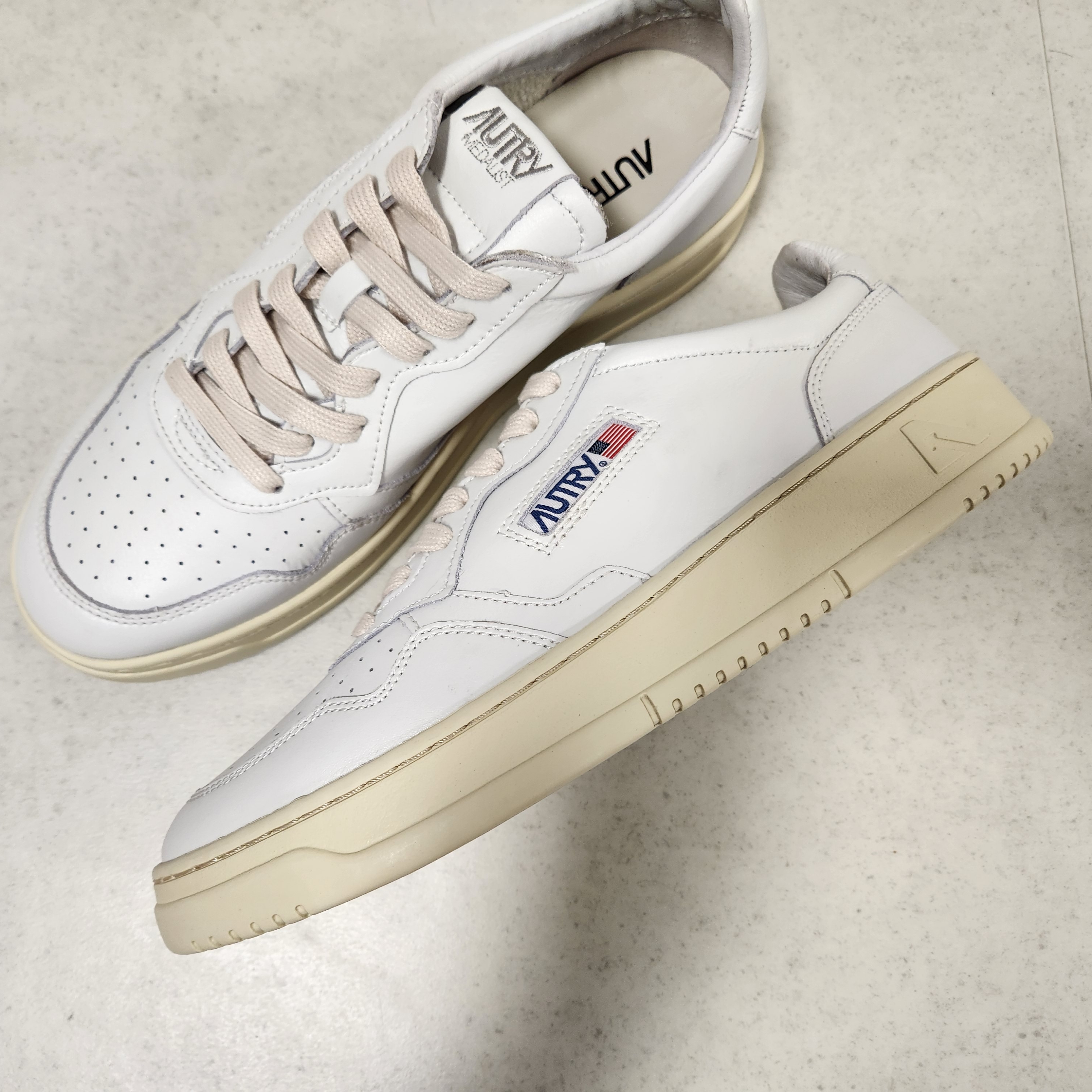 Autry Medalist Low Leather Sneakers White 착용 스타일 - 3