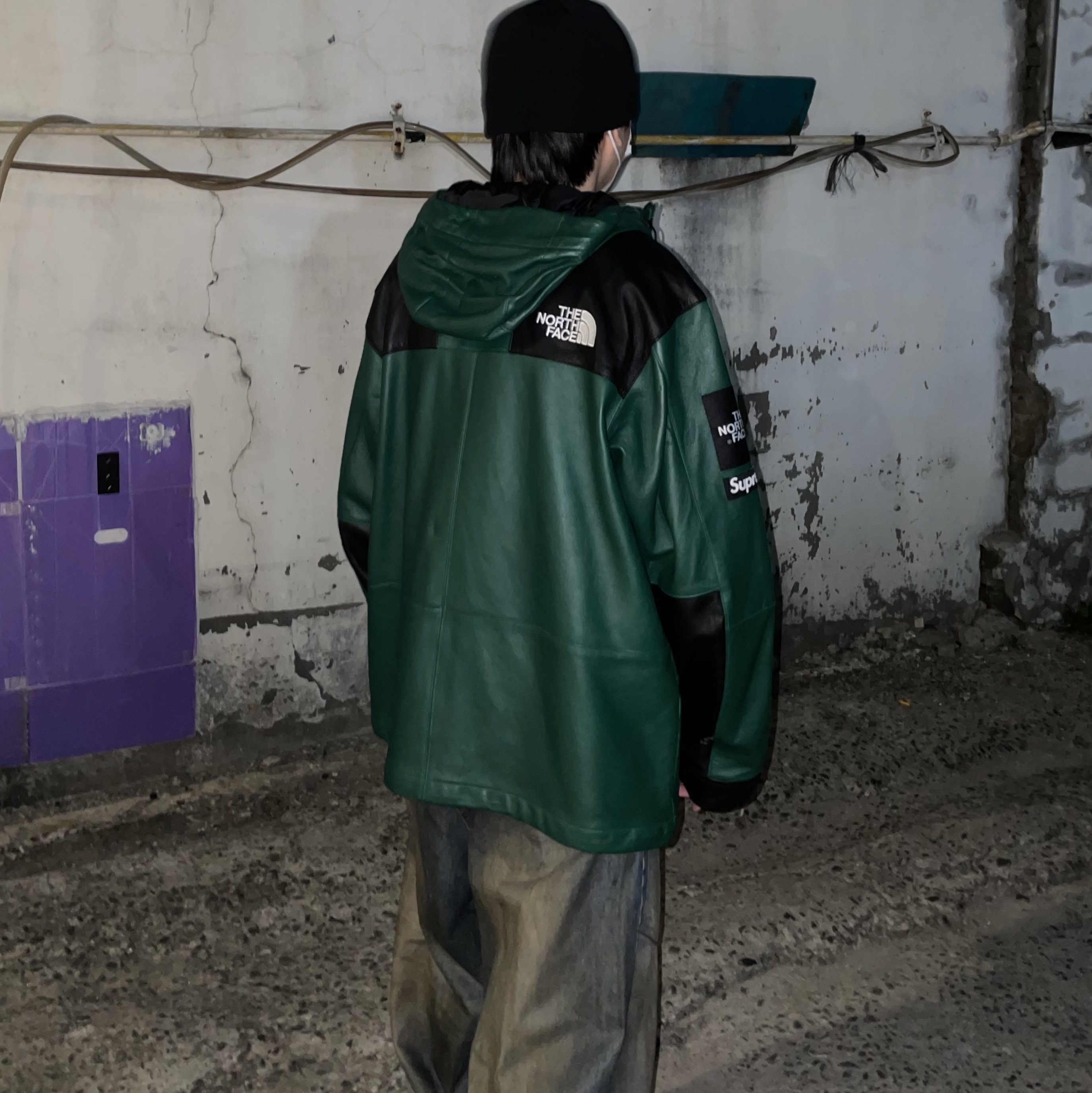 Supreme x The North Face Leather Mountain Parka Dark Green - 18FW, Nike x Supreme Air Force 1 Low Black 착용 스타일 - 2