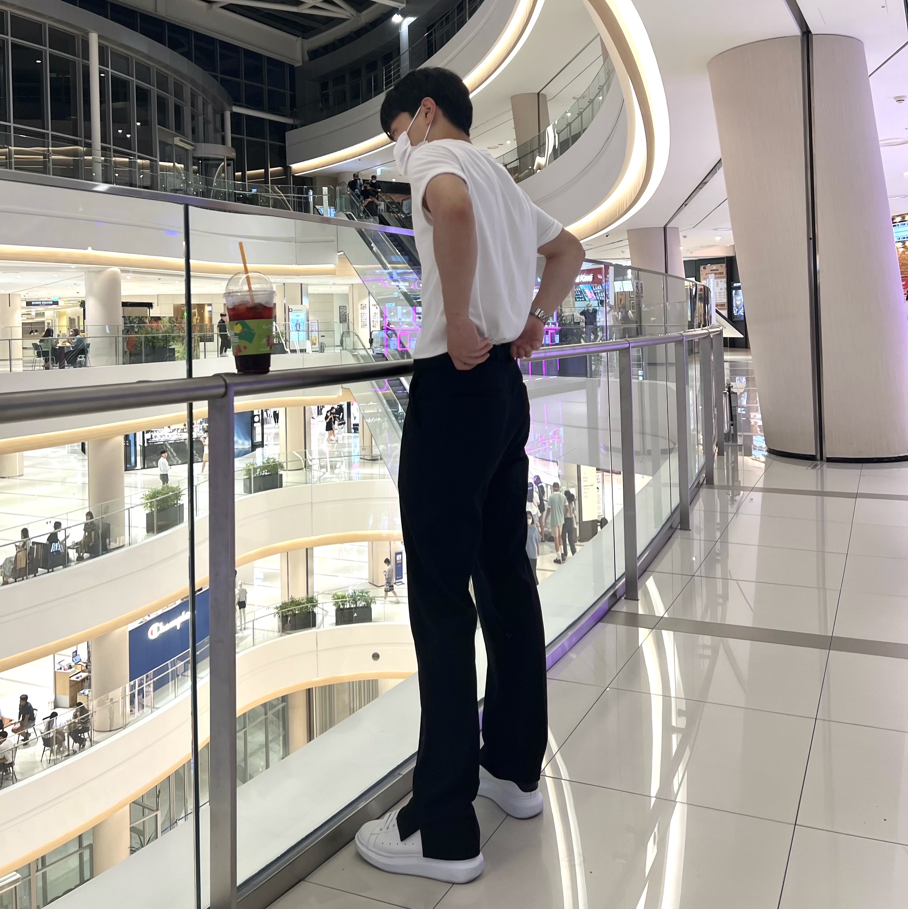Alexander McQueen Oversized Sneakers White Black 착용 스타일