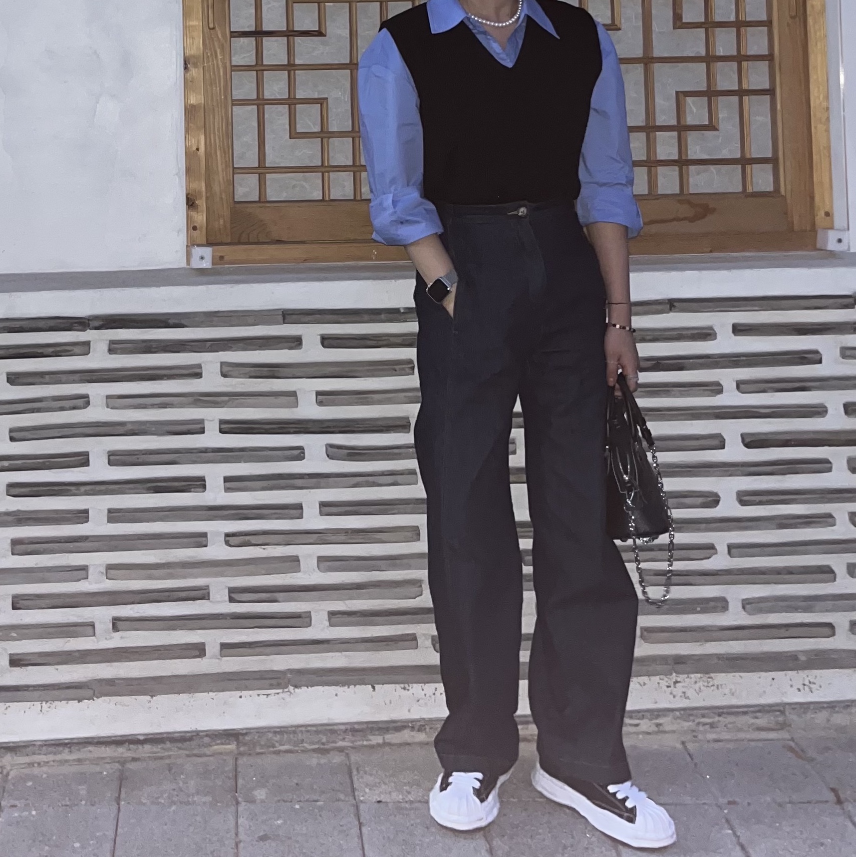 Maison Mihara Yasuhiro Blakey OG Sole Canvas Low-top Sneakers Black White, Maison Margiela 5AC Mini Bag Black 착용 스타일 - 1