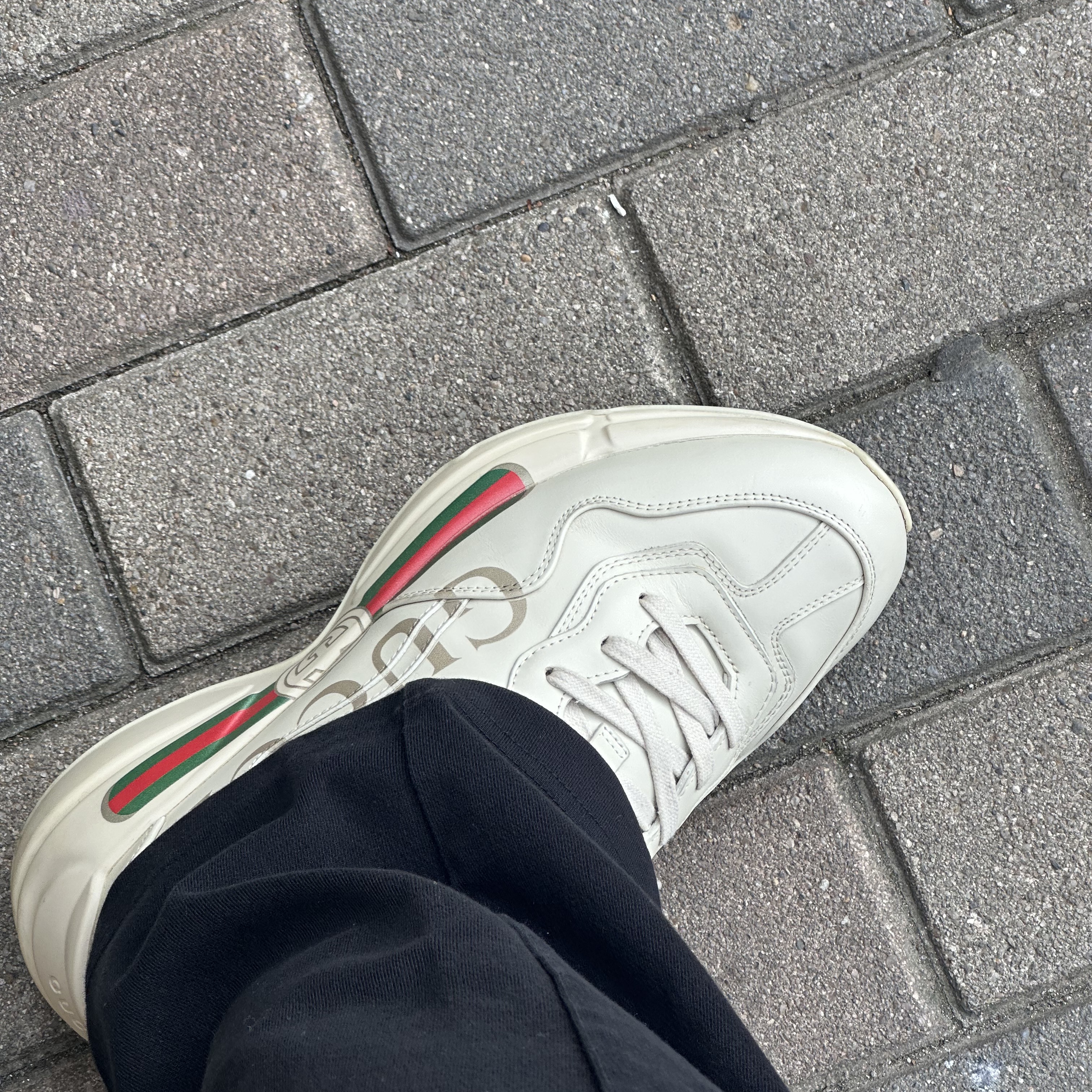 Gucci Rhyton Leather Sneakers Logo 착용 스타일