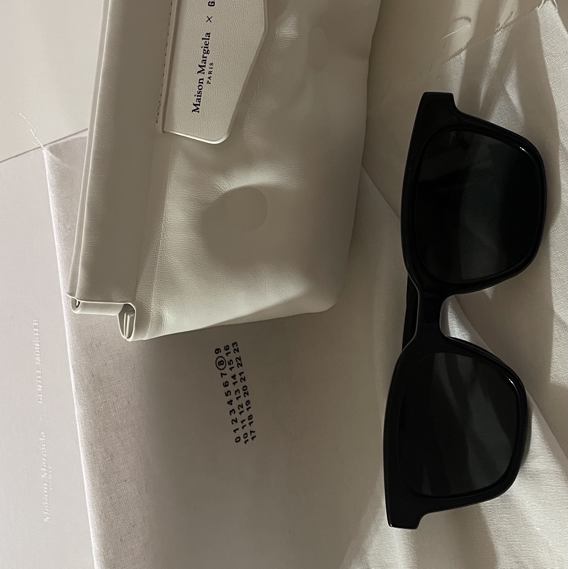 Gentle Monster x Maison Margiela MM006 Black Black 착용 스타일