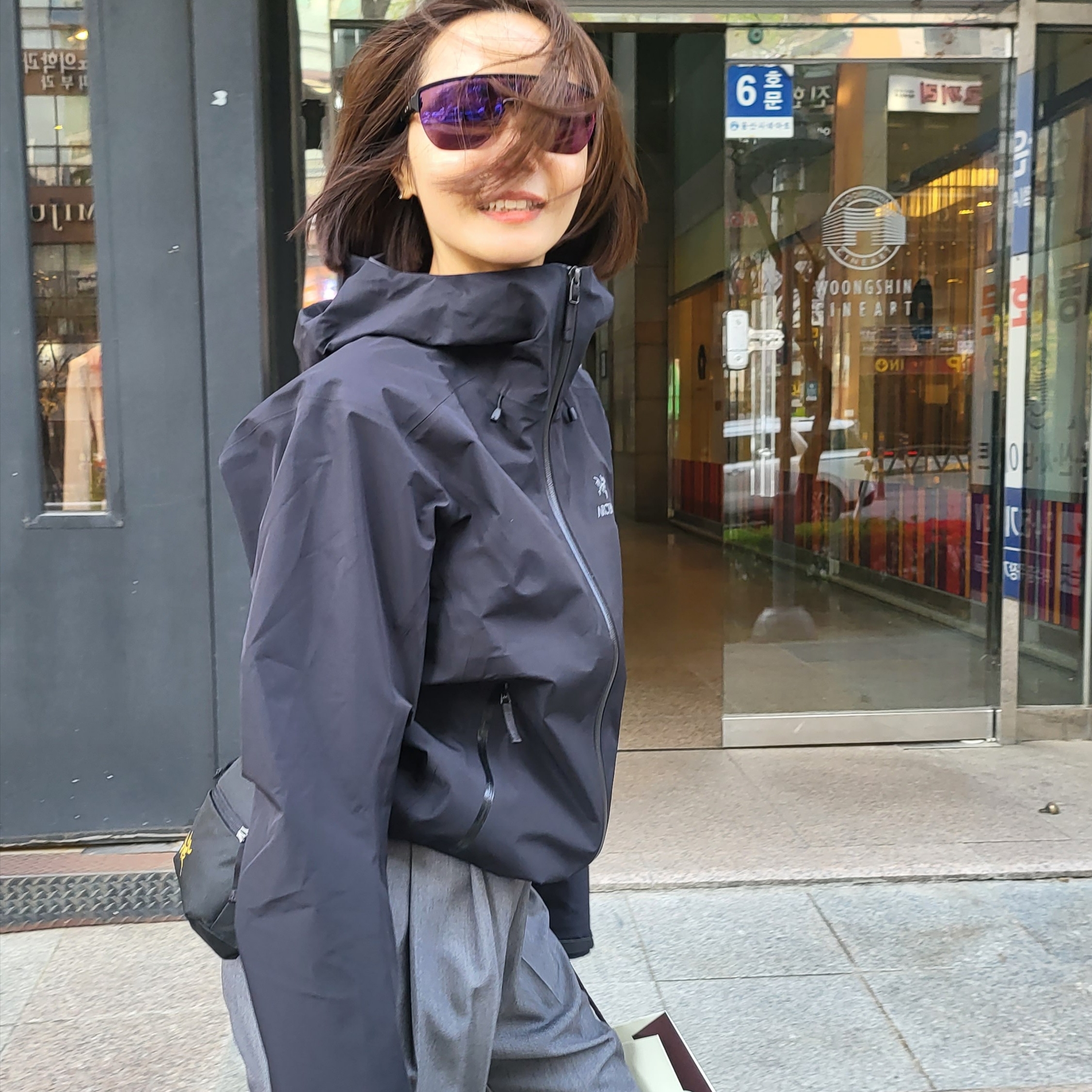 (W) Arc'teryx Beta LT Jacket Black, Arc'teryx Mantis 1 Waistpack Black 착용 스타일 - 2