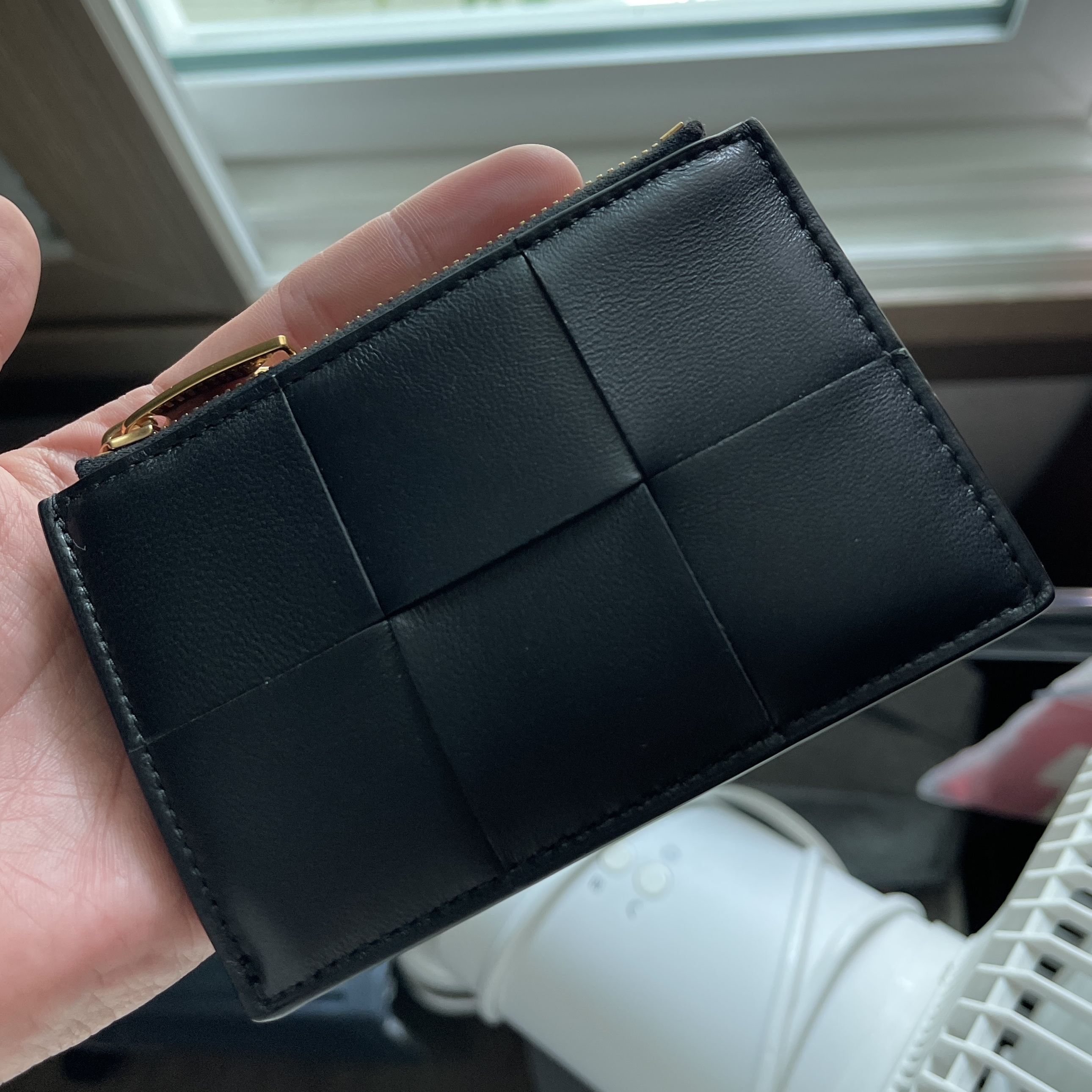 Bottega Veneta Zipped Card Case Black Gold 착용 스타일