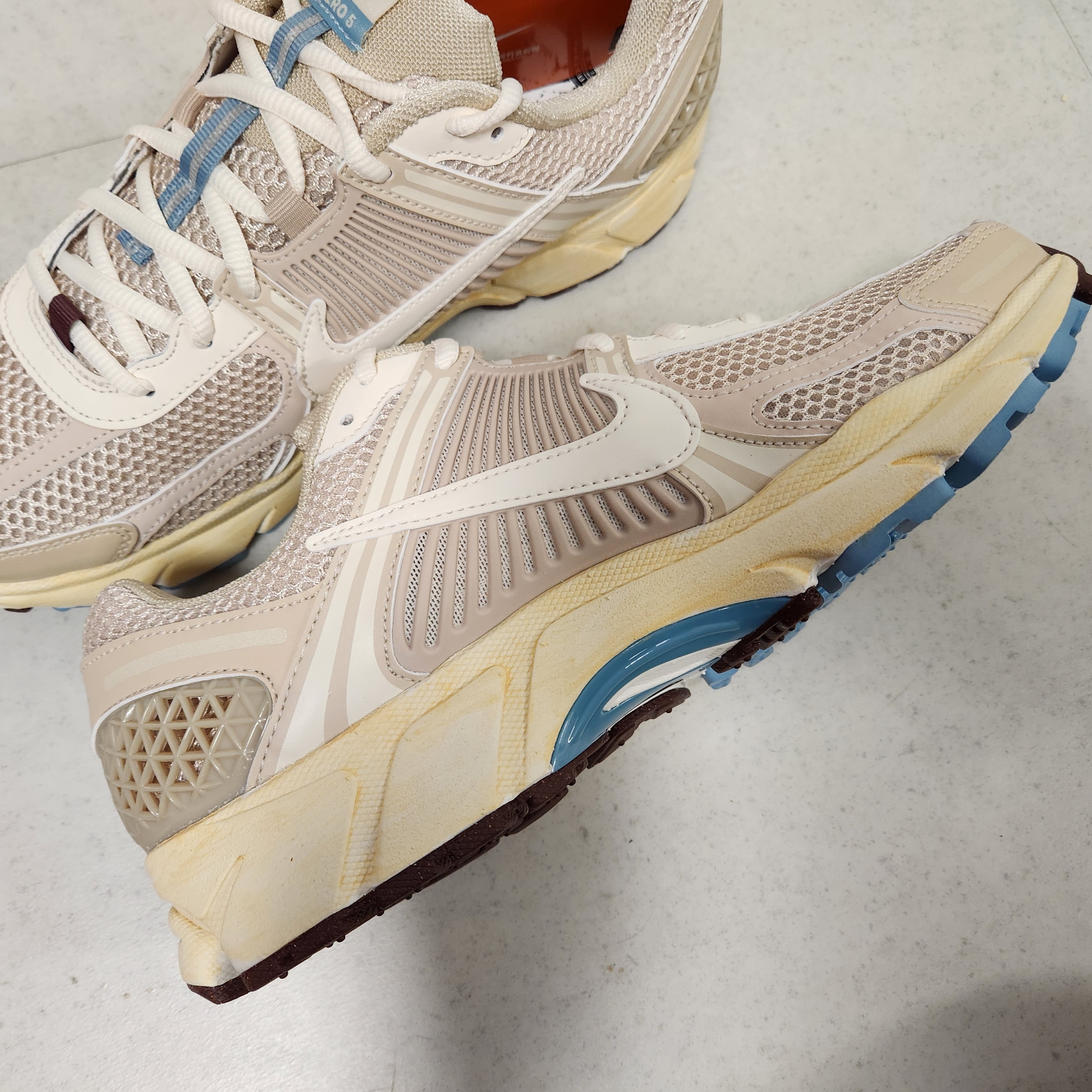 (W) Nike Zoom Vomero 5 Oatmeal 착용 스타일 - 4