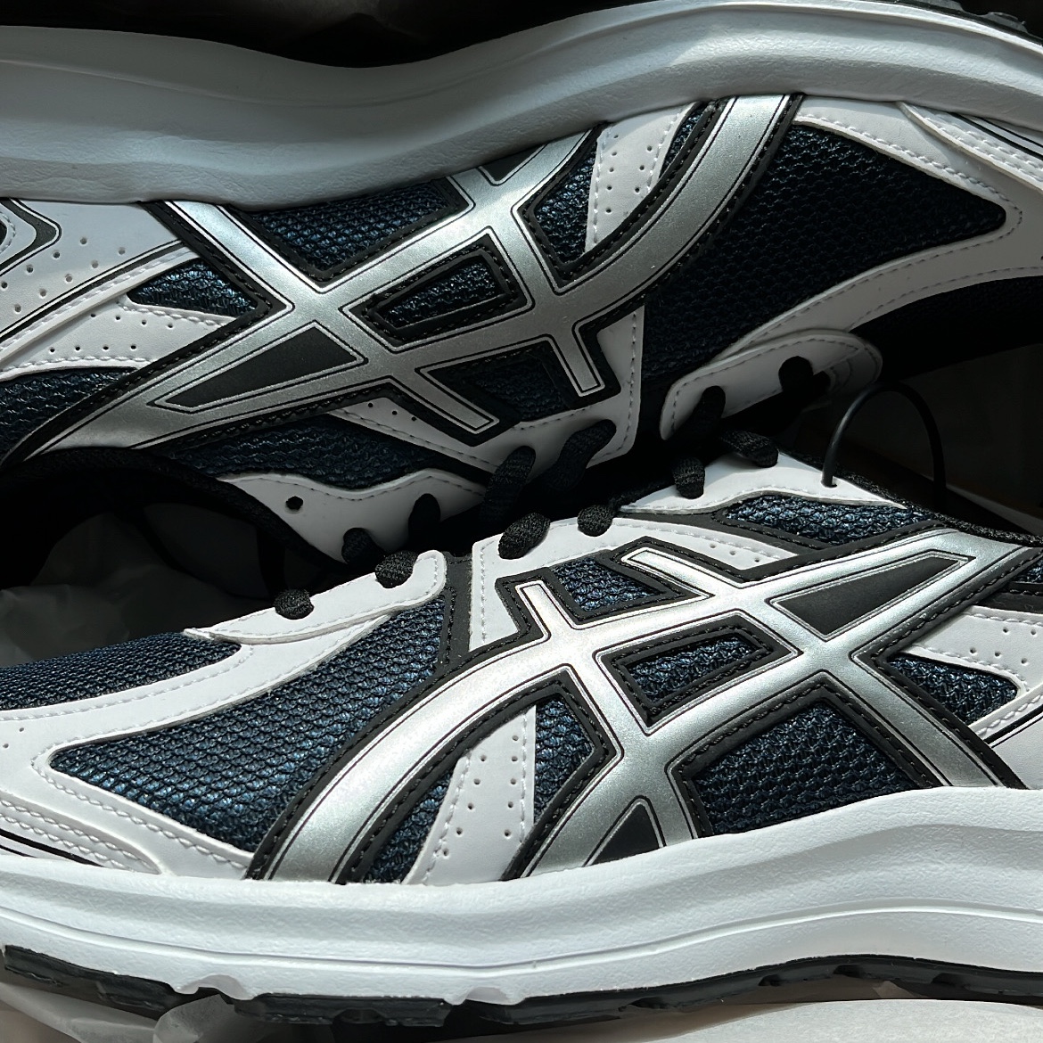 Asics Jog 100 S Navy Pure Silver - 2E Wide 착용 스타일 - 2