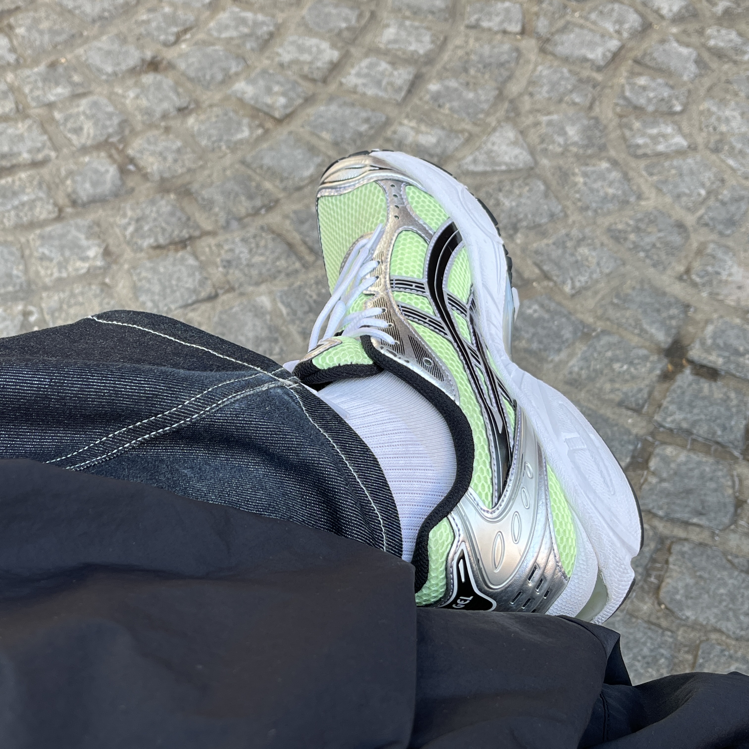Asics Gel-Kayano 14 Illuminate Yellow Black 착용 스타일