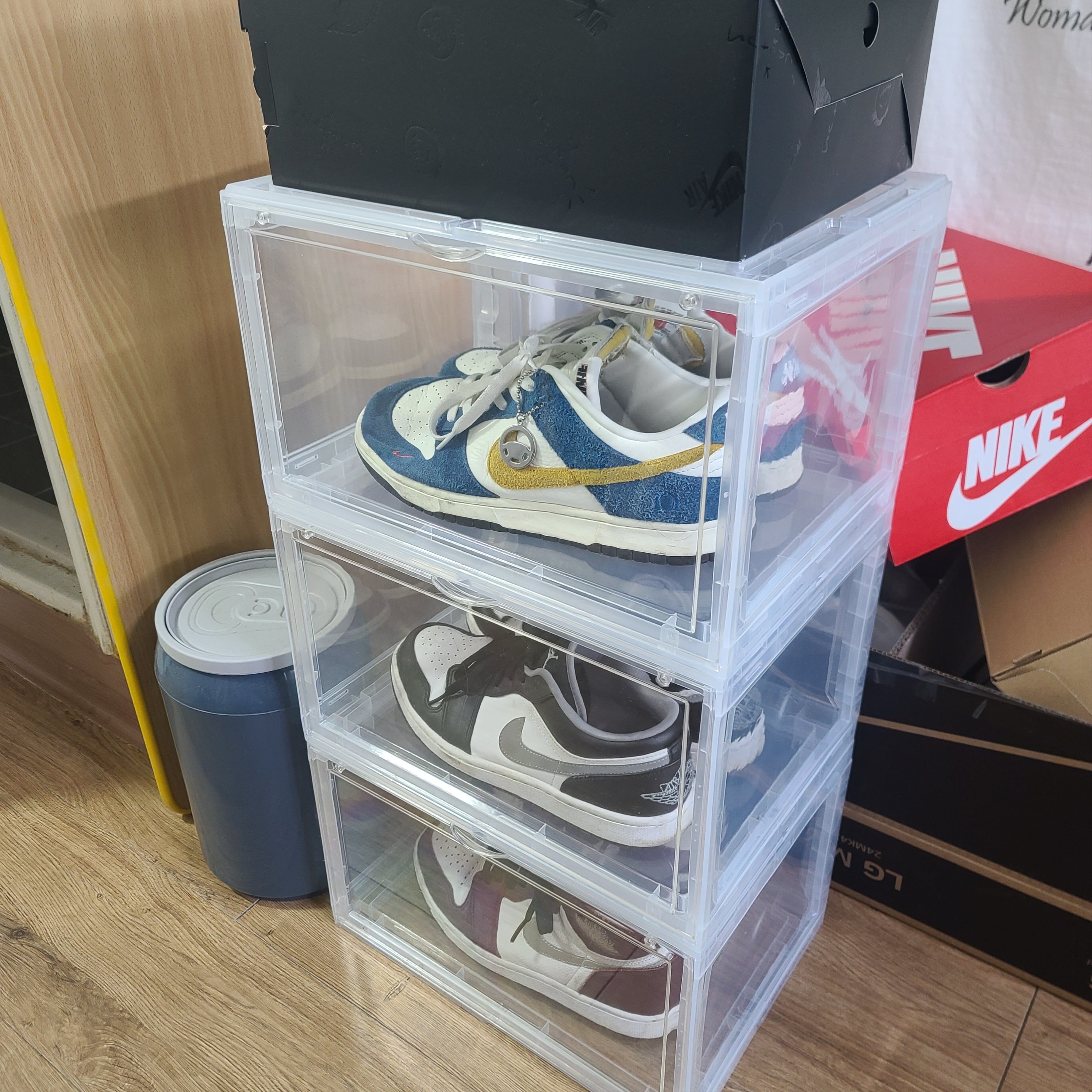 Jordan 1 x Travis Scott Retro Low OG SP Black Phantom, Nike x Kasina Dunk Low 80's Bus 착용 스타일